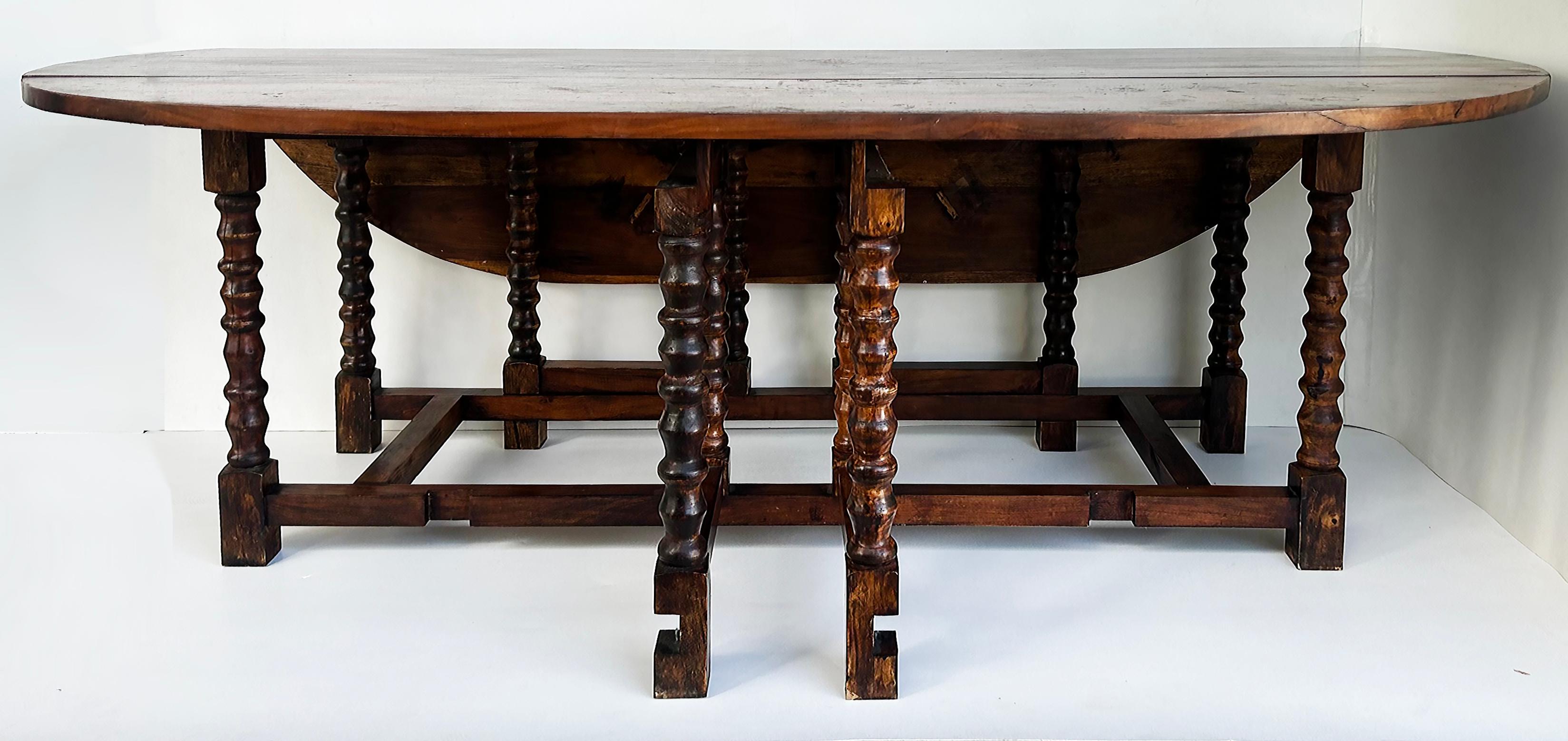 Bois Table de salle à manger ovale à pieds torsadés et pieds tournés, 8 places en vente
