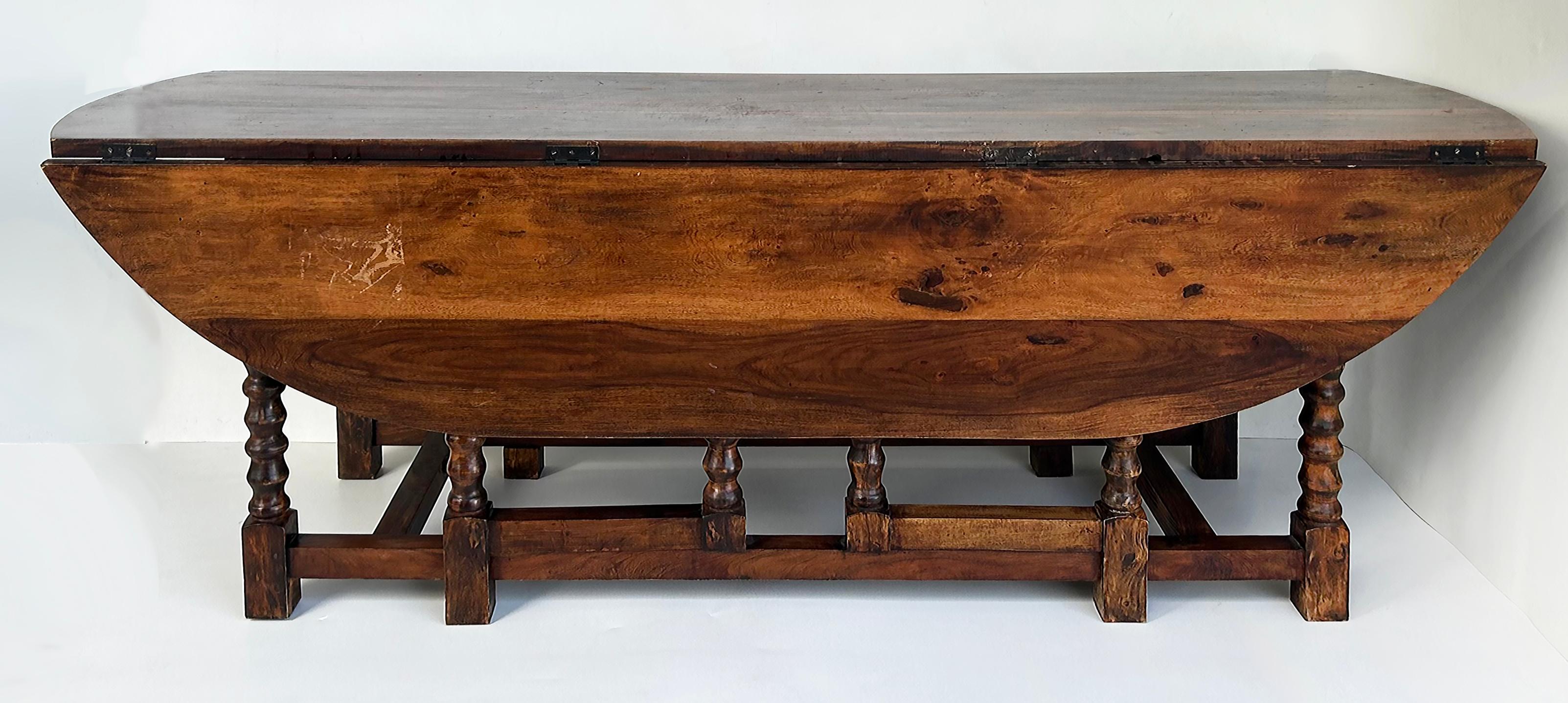 Table de salle à manger ovale à pieds torsadés et pieds tournés, 8 places en vente 1