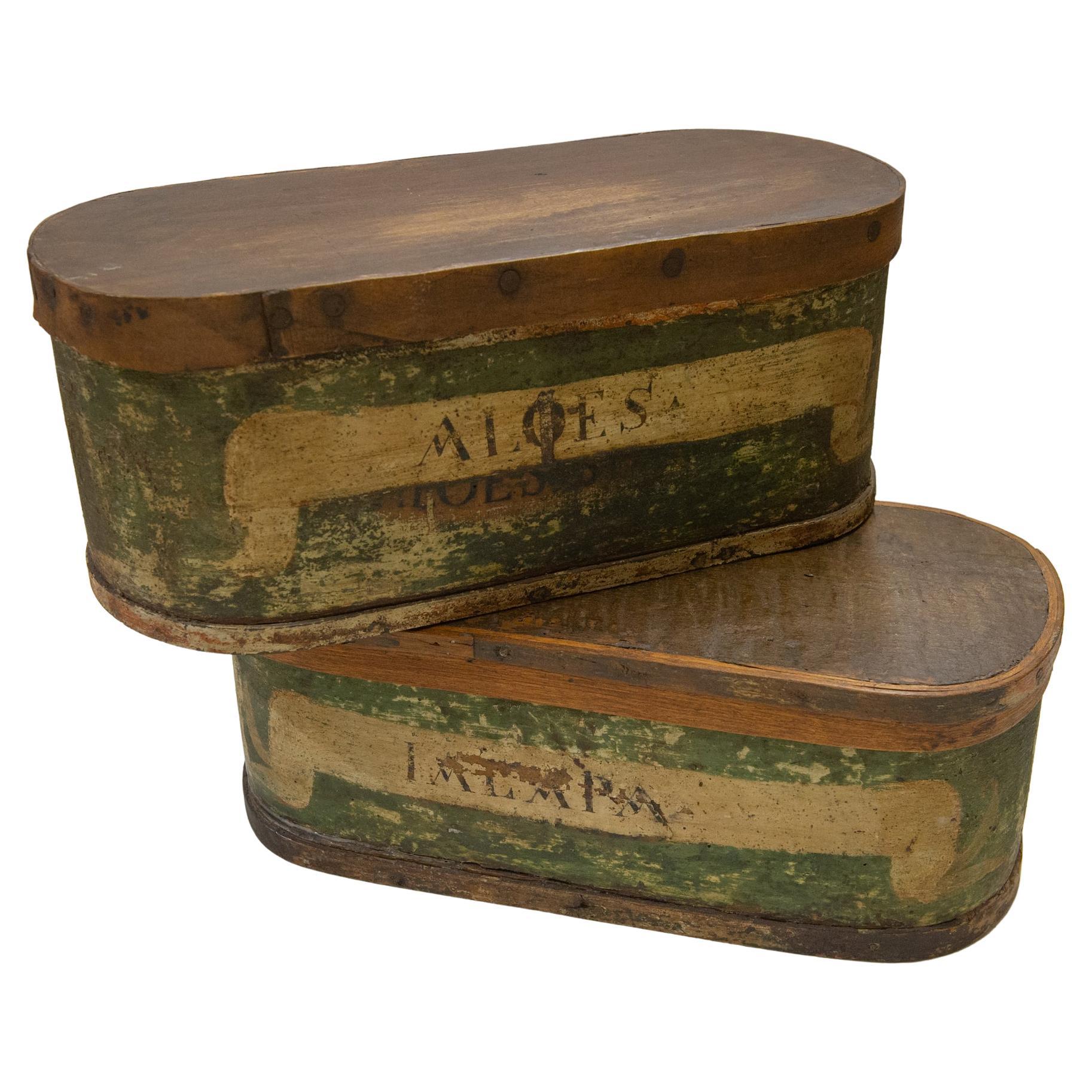 Ein Paar ovale Apotheker- oder Pharmacy-Schachteln aus Holz