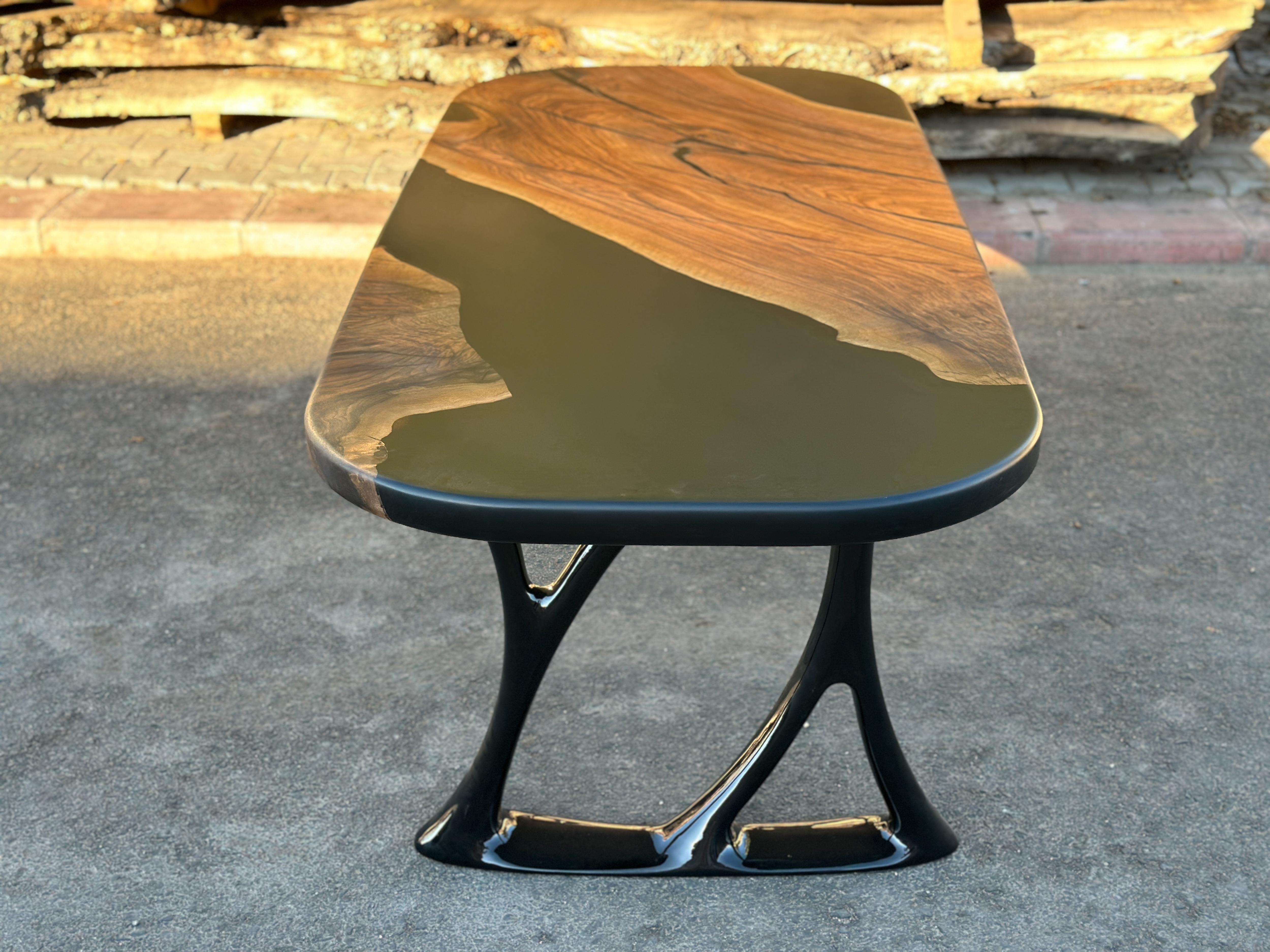 Table de salle à manger / table de cuisine en résine époxy noyer noir

Cette table est fabriquée en bois de noyer vieux de 500 ans. Les veines et la texture du bois décrivent l'aspect d'un bois de noyer naturel.
Elle peut être utilisée comme table