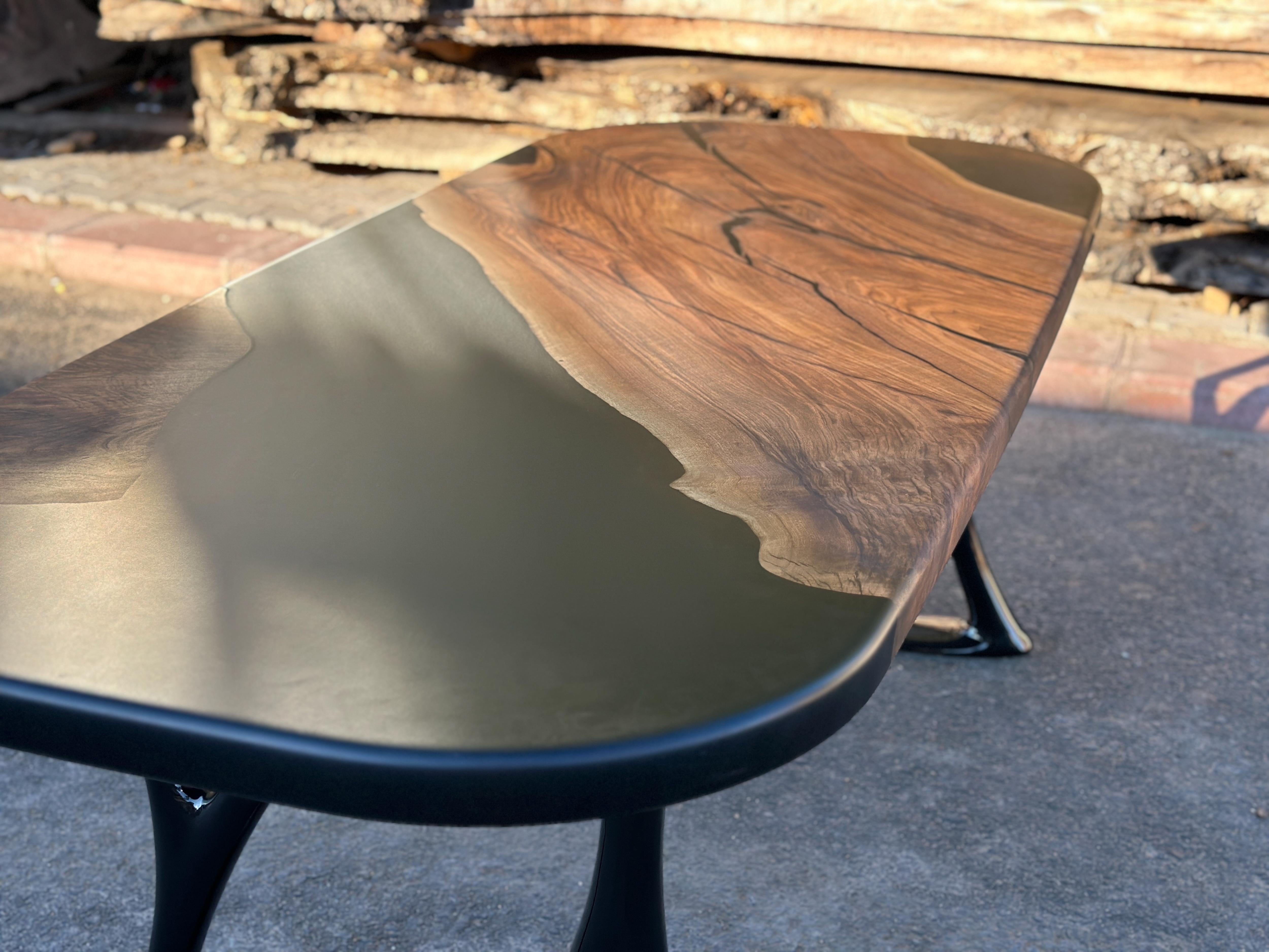 Brossé Table de salle à manger ovale en bois - Table en bois de noyer noir époxy sur mesure en vente