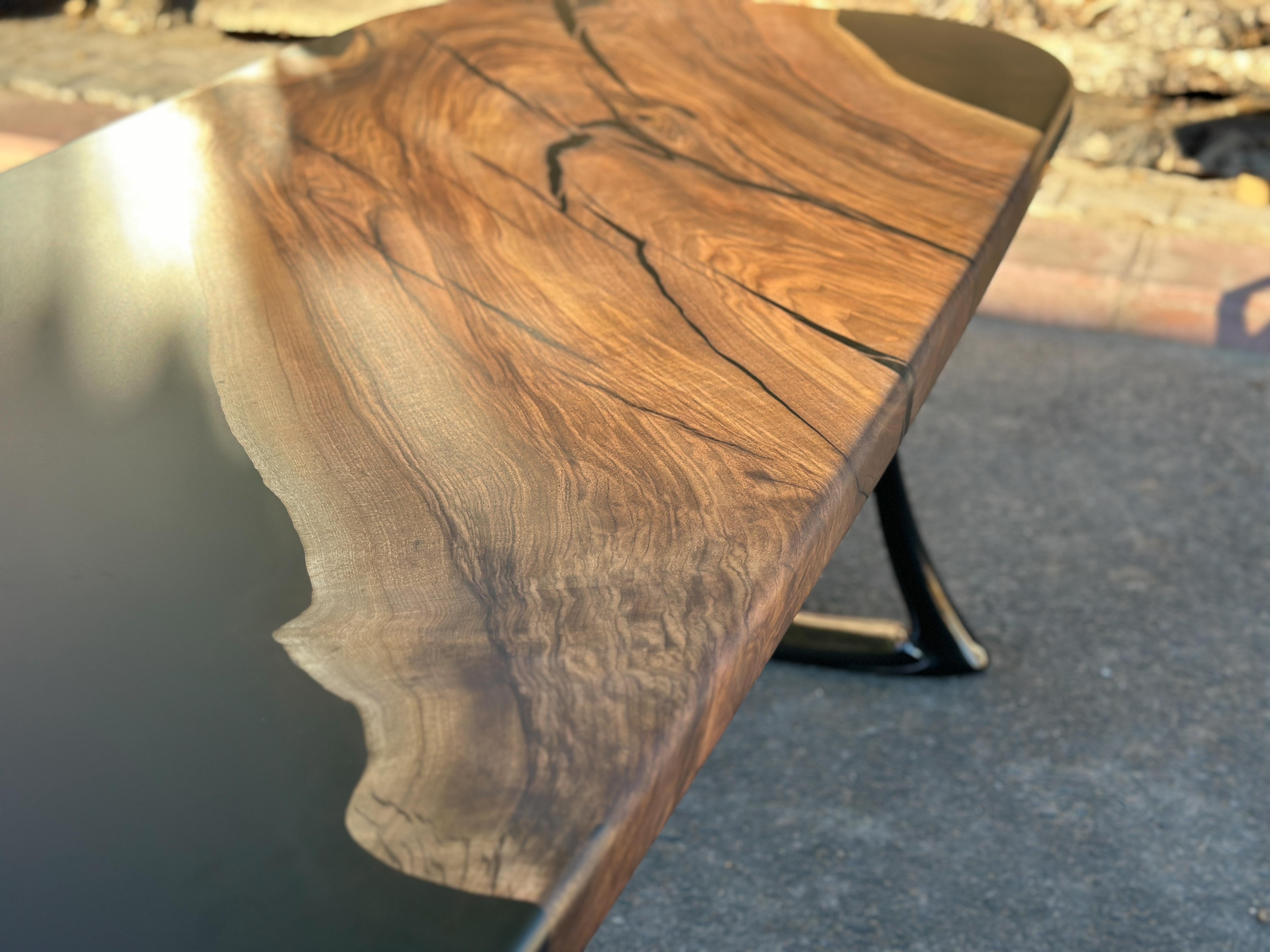 Table de salle à manger ovale en bois - Table en bois de noyer noir époxy sur mesure Abîmé - En vente à İnegöl, TR
