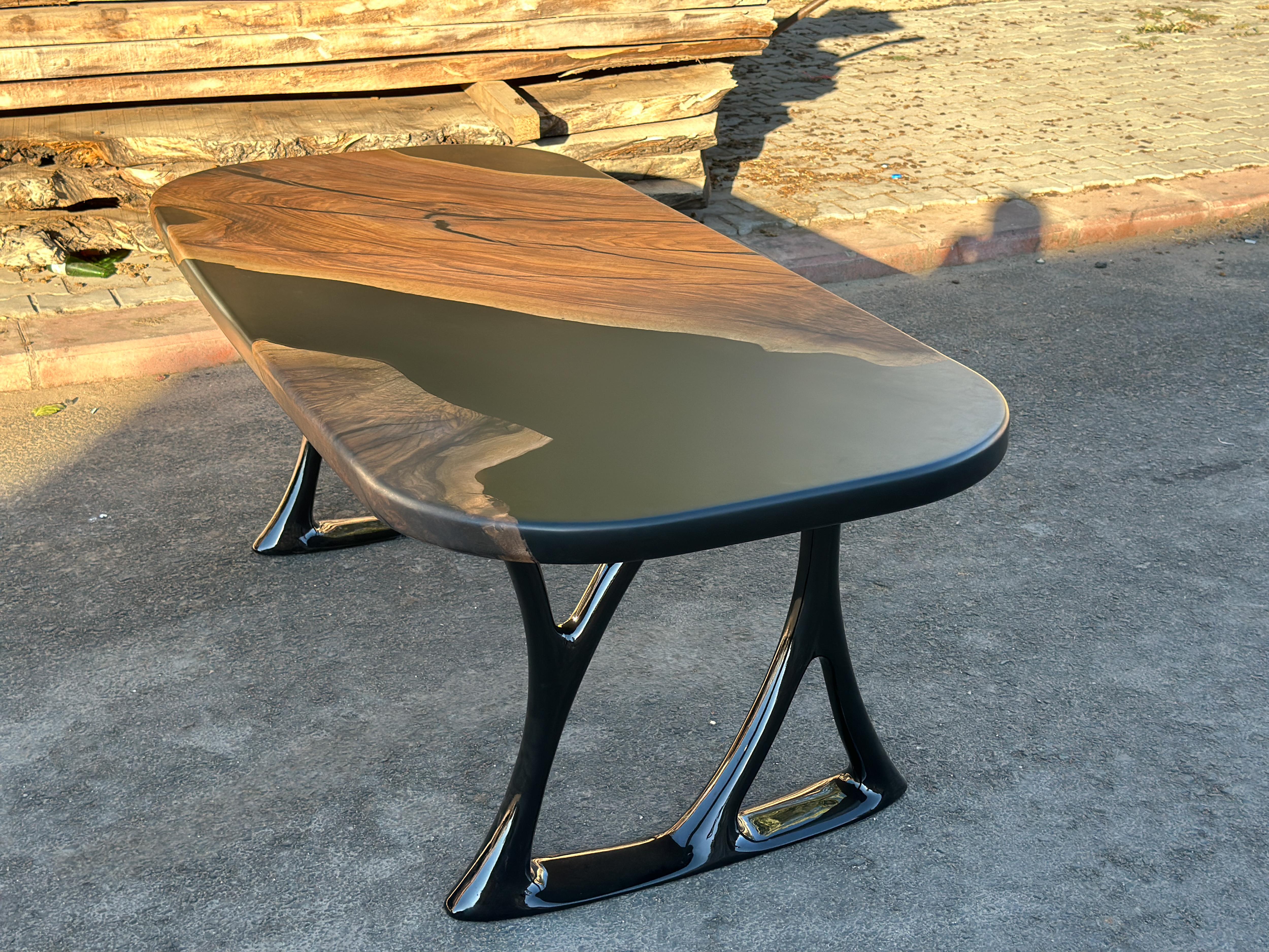 XXIe siècle et contemporain Table de salle à manger ovale en bois - Table en bois de noyer noir époxy sur mesure en vente