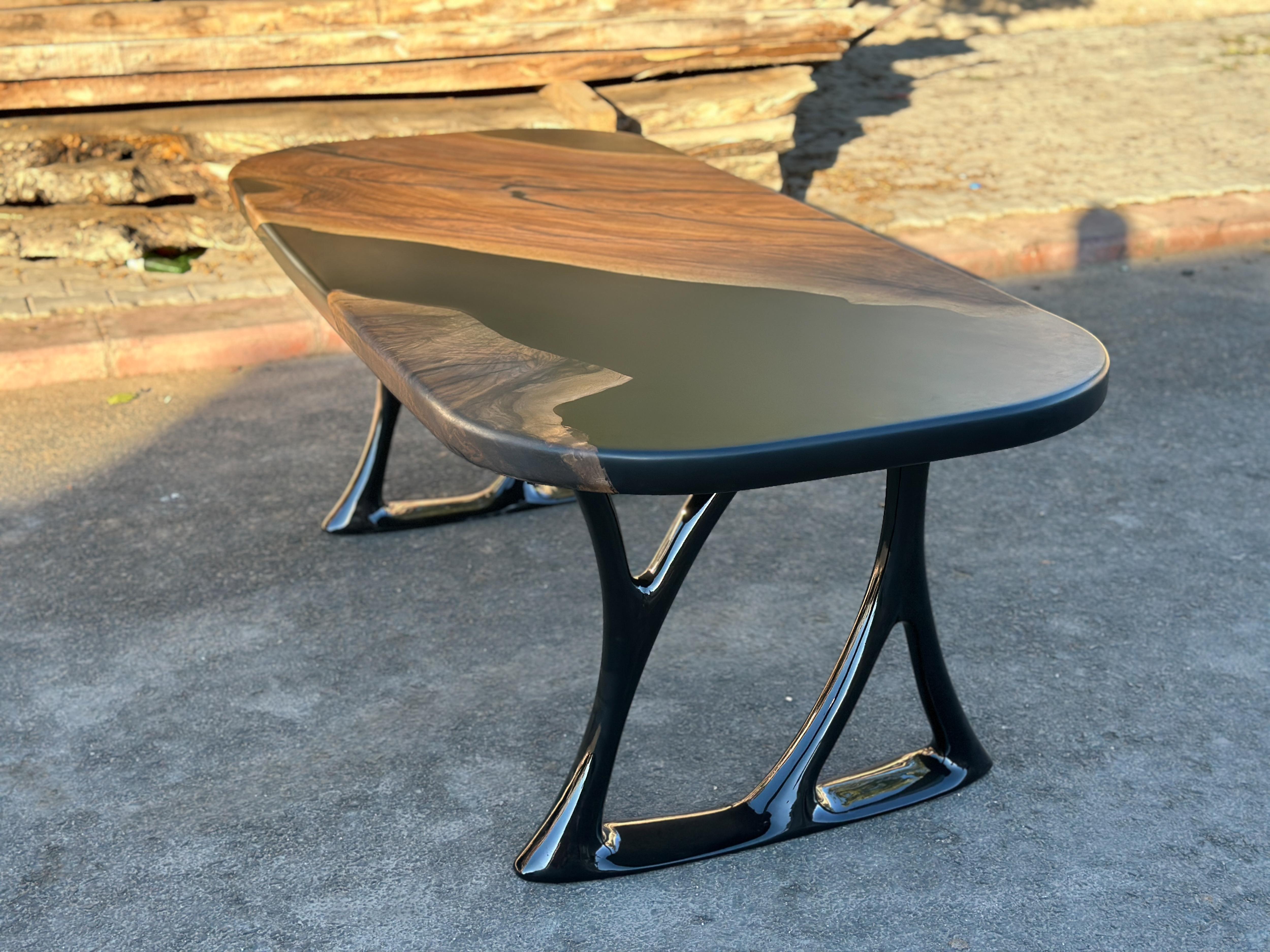 Résine époxy Table de salle à manger ovale en bois - Table en bois de noyer noir époxy sur mesure en vente
