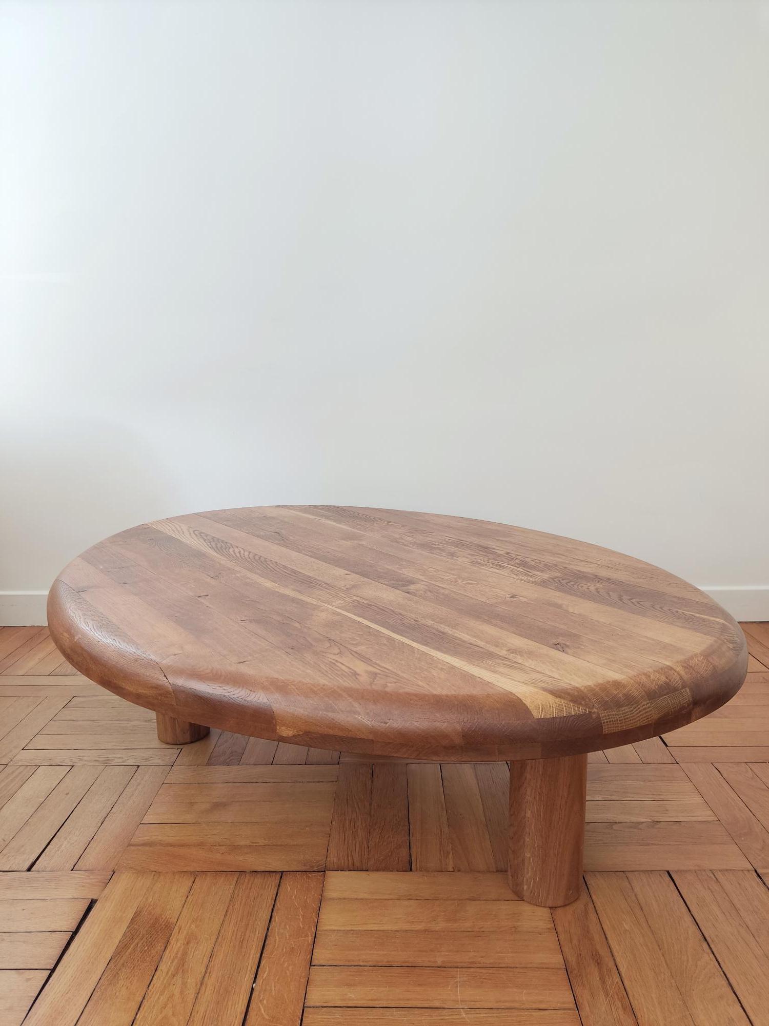 Oval wooden tripod coffee table In Good Condition For Sale In Paris, FR