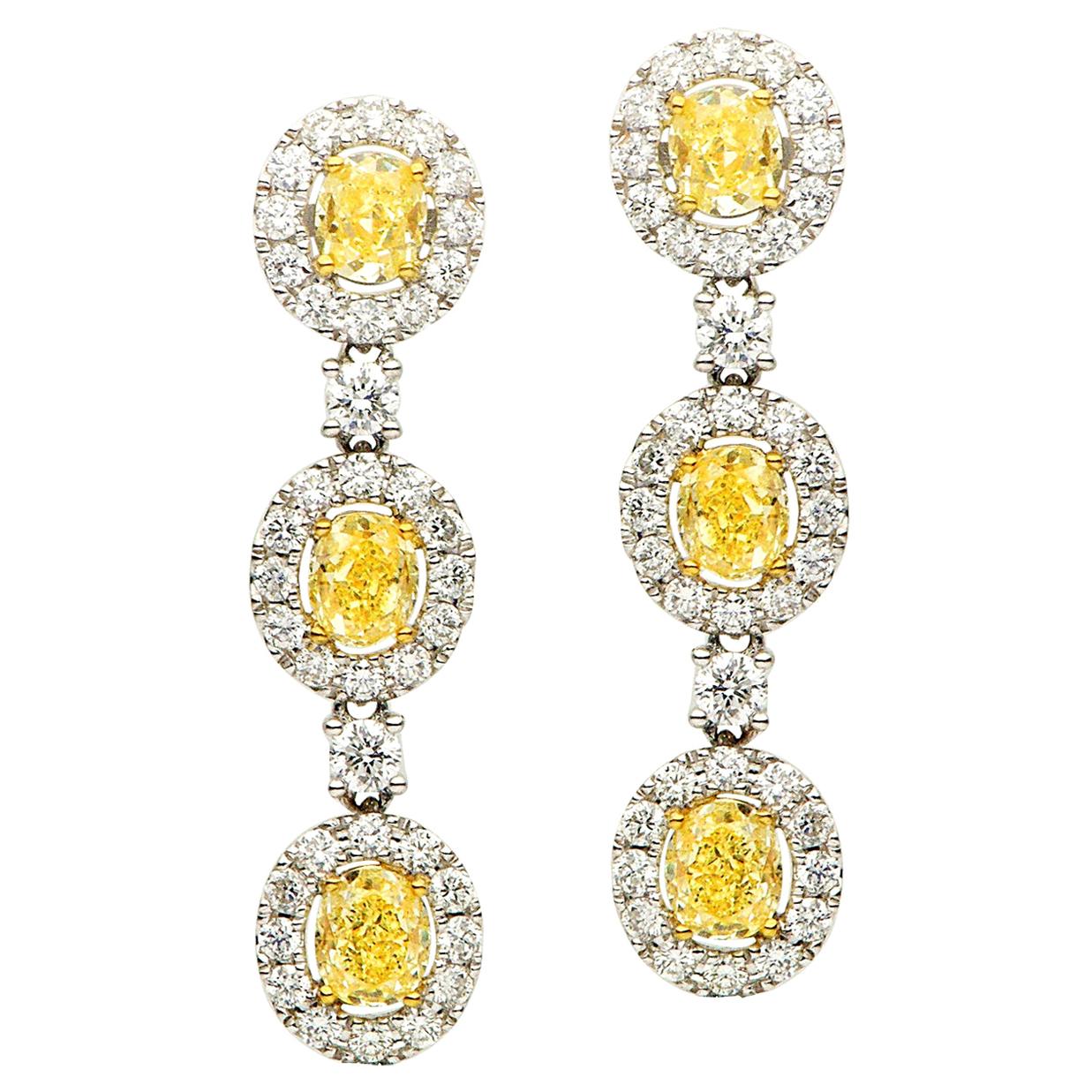 Dreifach gestapelte Ohrringe mit ovalen gelben Diamanten und Diamant-Halo