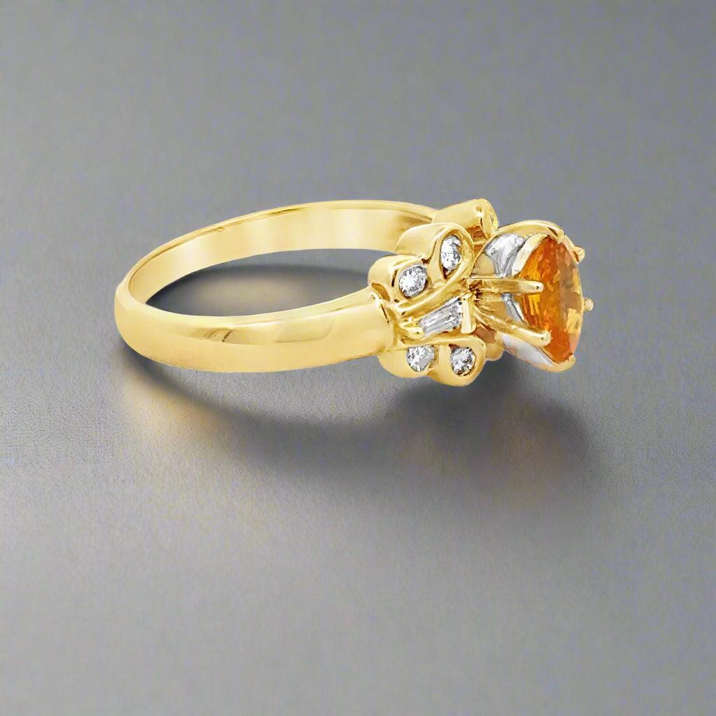Oval Yellow Sapphire, Diamond and 18K Yellow Gold Vintage Cocktail Ring Corte oval en venta