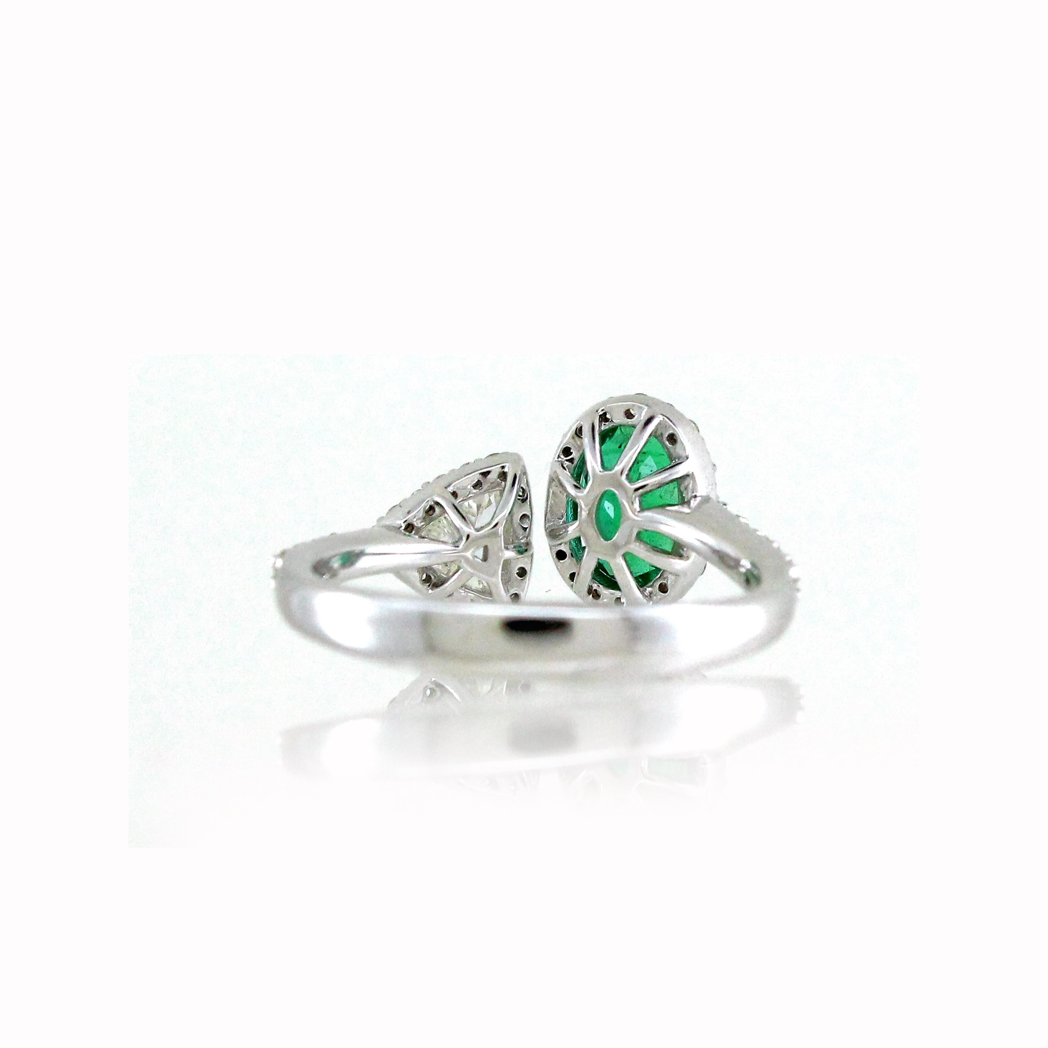 Modern Oval Zambian Emerald 0.72 ct Toi-et-moi Ring For Sale