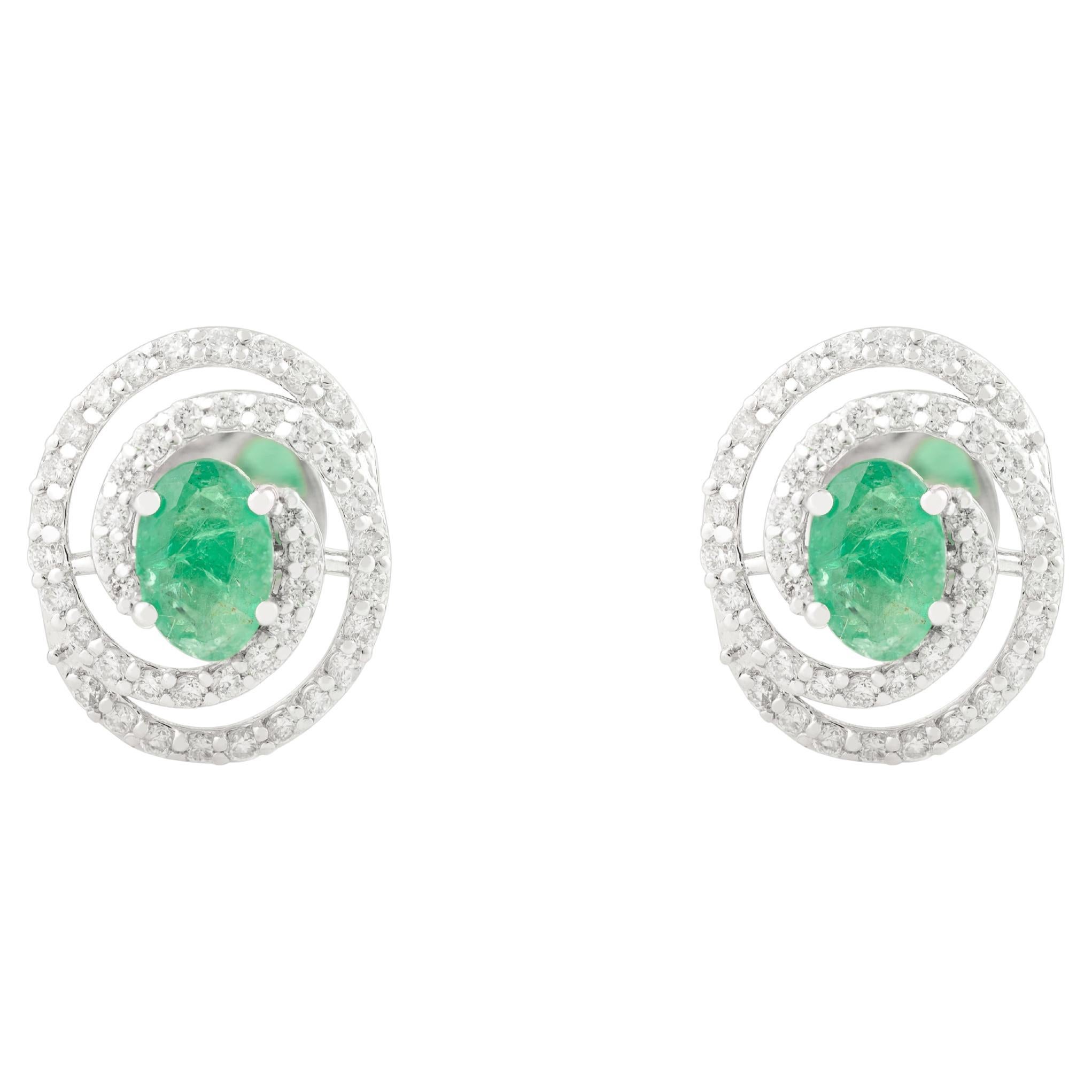 Regalo Pendientes de esmeralda ovalada de Zambia con doble halo de diamantes Oro blanco macizo de 14k en venta