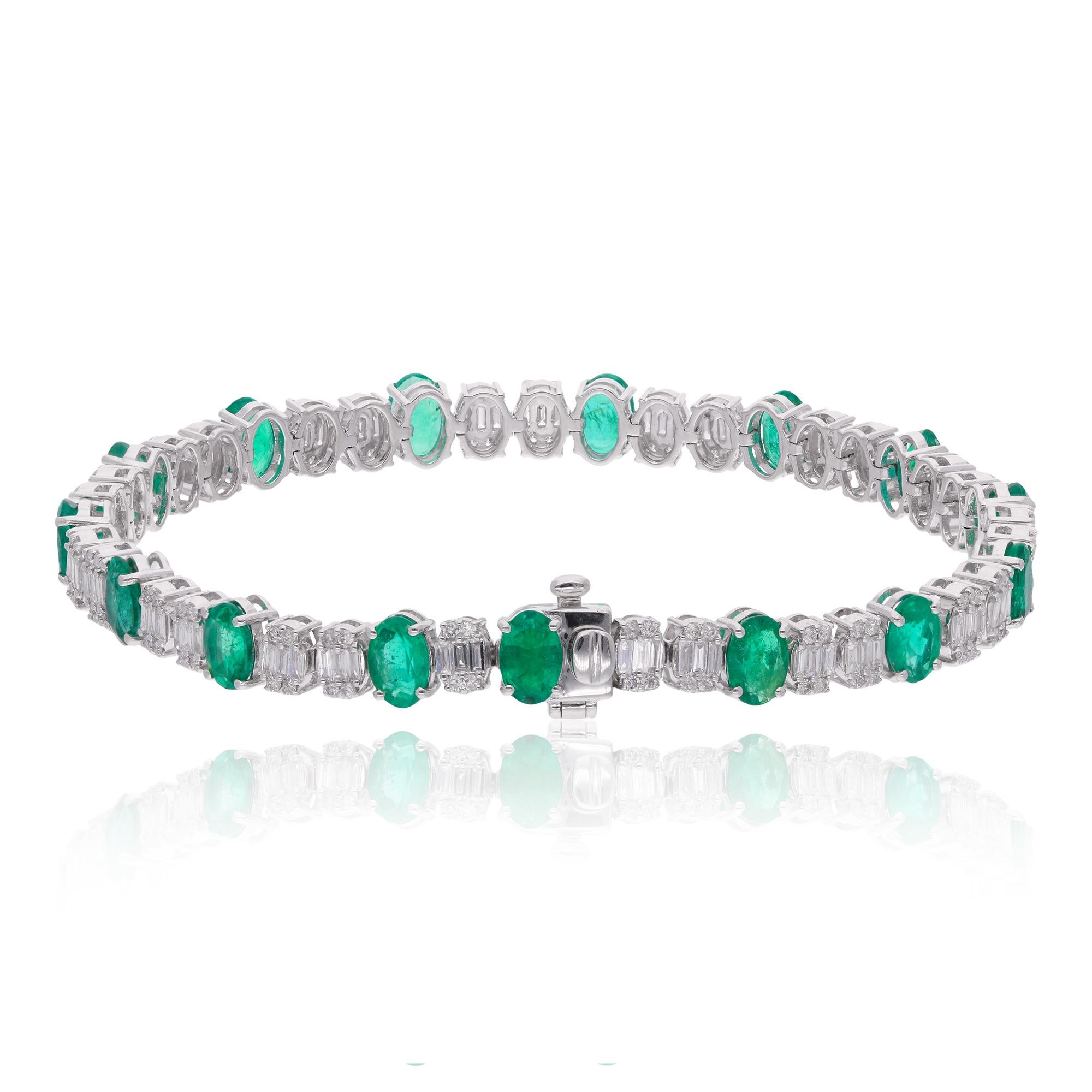Entra in un mondo di eleganza senza tempo con questo bracciale con gemma di smeraldo ovale dello Zambia, impreziosito da diamanti baguette e meticolosamente realizzato in oro bianco 10 carati. Ogni elemento di questo bracciale emana raffinatezza e