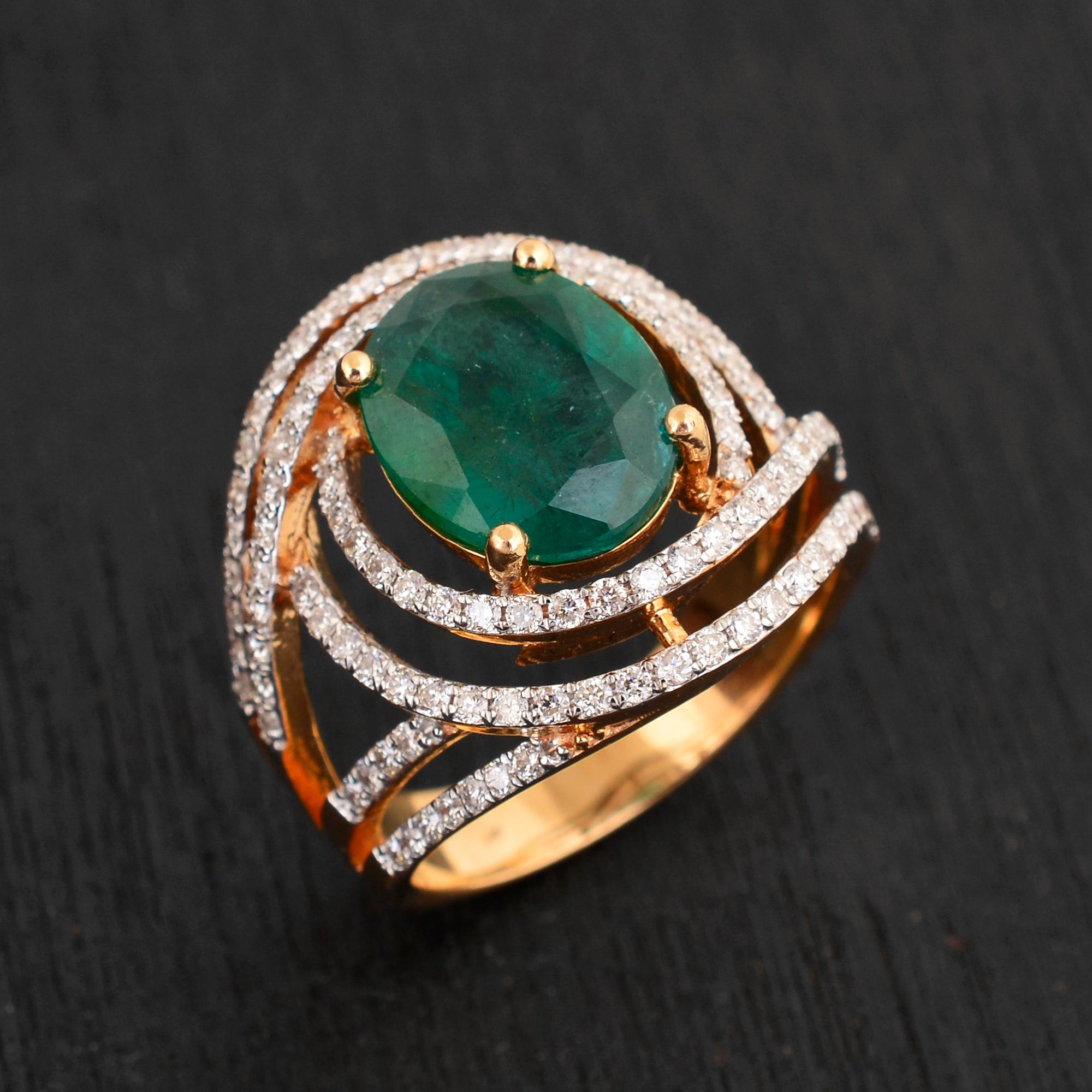 Ovaler natürlicher Smaragd-Edelstein-Ring mit Diamant-Pavé aus 14k Gelbgold (Ovalschliff) im Angebot