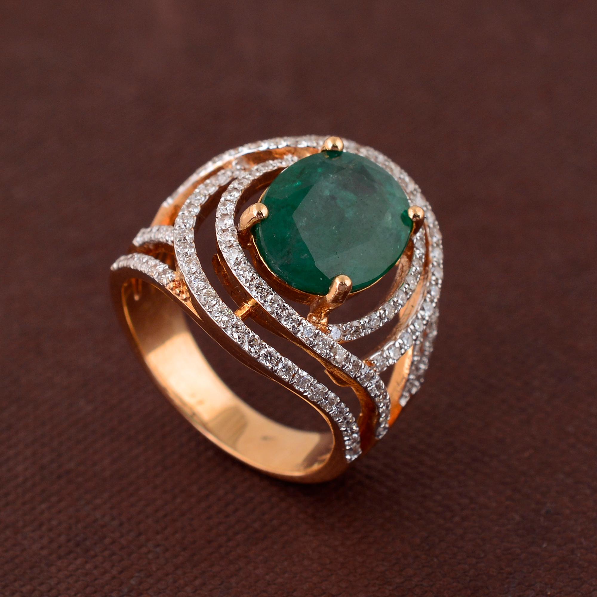 Ovaler natürlicher Smaragd-Edelstein-Ring mit Diamant-Pavé aus 14k Gelbgold im Angebot 1