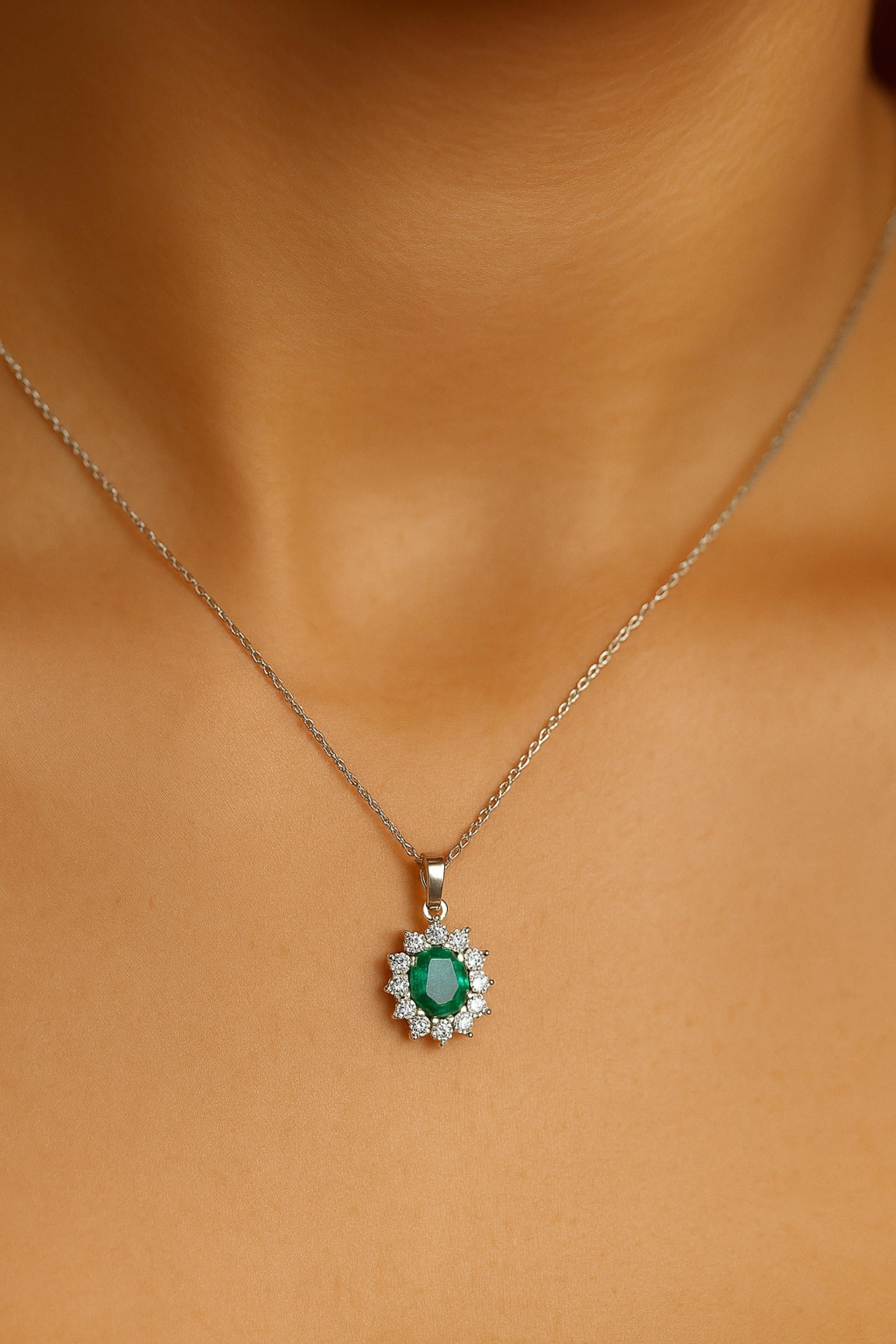 La pièce maîtresse de ce pendentif est la pierre précieuse émeraude naturelle, connue pour sa riche couleur verte et sa beauté intemporelle. L'émeraude est soigneusement sélectionnée pour sa qualité exceptionnelle et ses caractéristiques uniques, ce