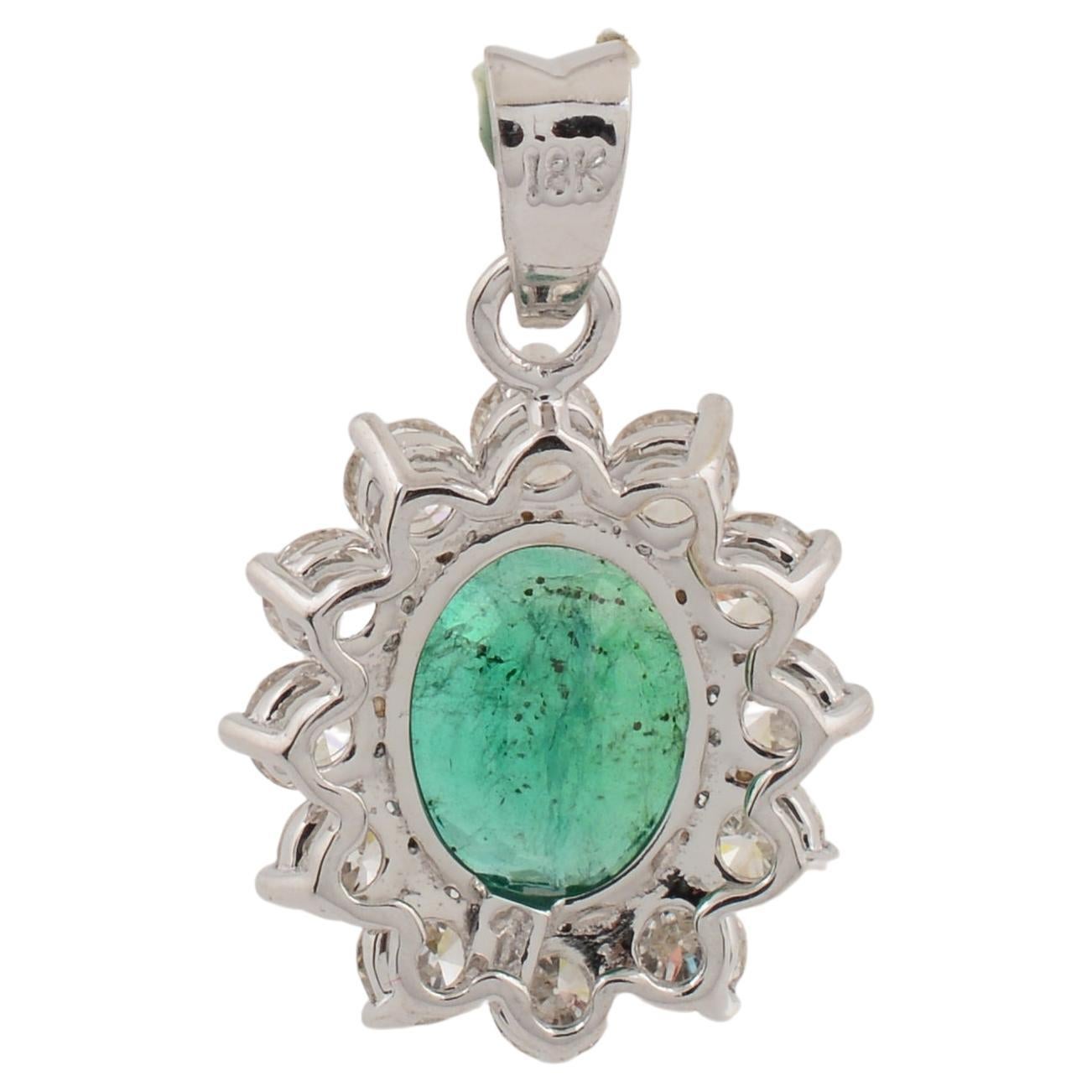 Moderne Emeraude Zambienne Ovale Pendentif Halo Diamant Or Blanc 18 Karat Bijoux en vente