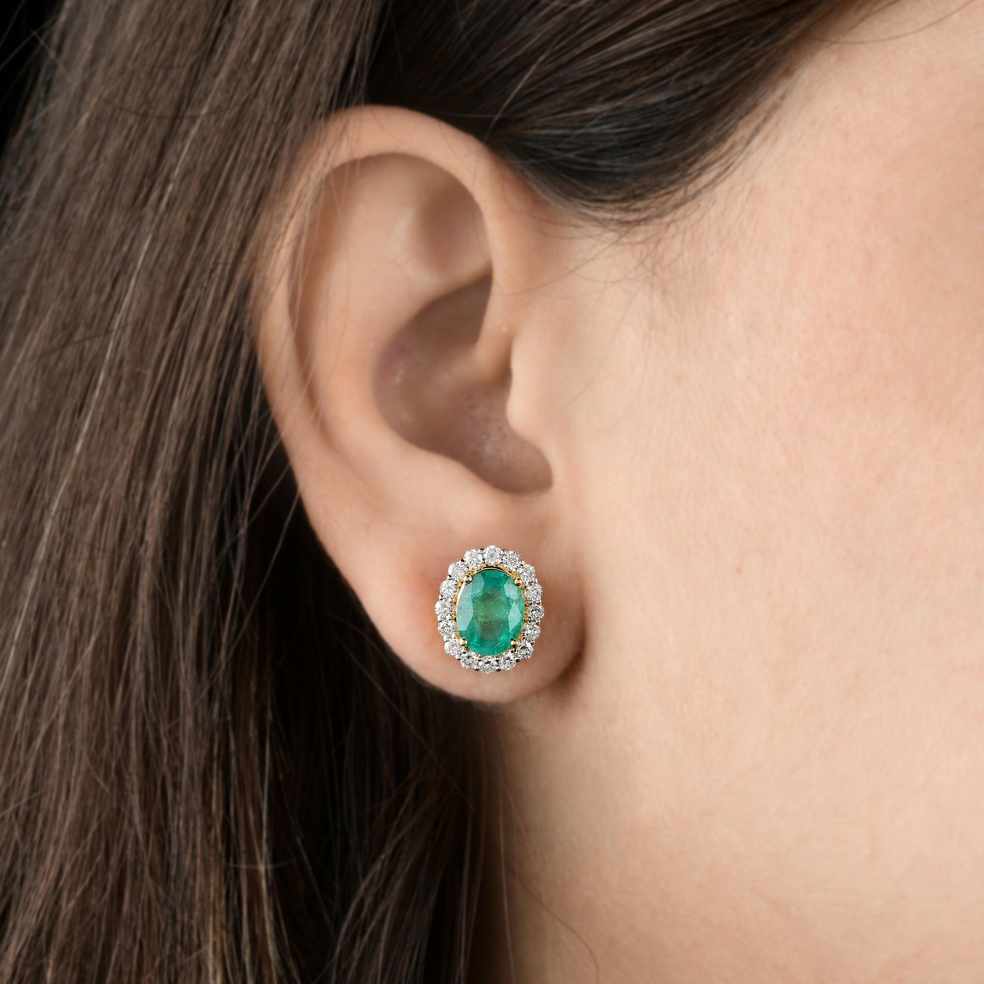 Ovale sambische Smaragd Halo Diamant Ohrstecker für Frauen 18k massivem Gelbgold
Im Mittelpunkt dieser Ohrringe steht ein kräftiger, farbenprächtiger natürlicher Smaragd im Ovalschliff, der für seinen faszinierenden tiefgrünen Farbton und seine