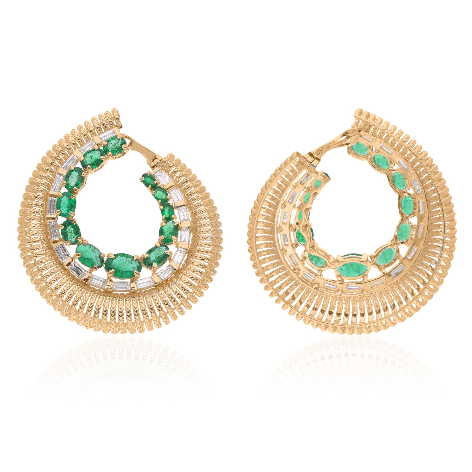 Treten Sie ein in eine Welt der Eleganz und des Zaubers mit diesen bezaubernden ovalen sambischen Smaragd-Ohrringen, die mit schimmernden Baguette-Diamanten besetzt sind und fachmännisch in luxuriösem 18 Karat Gelbgold gefertigt wurden. Diese