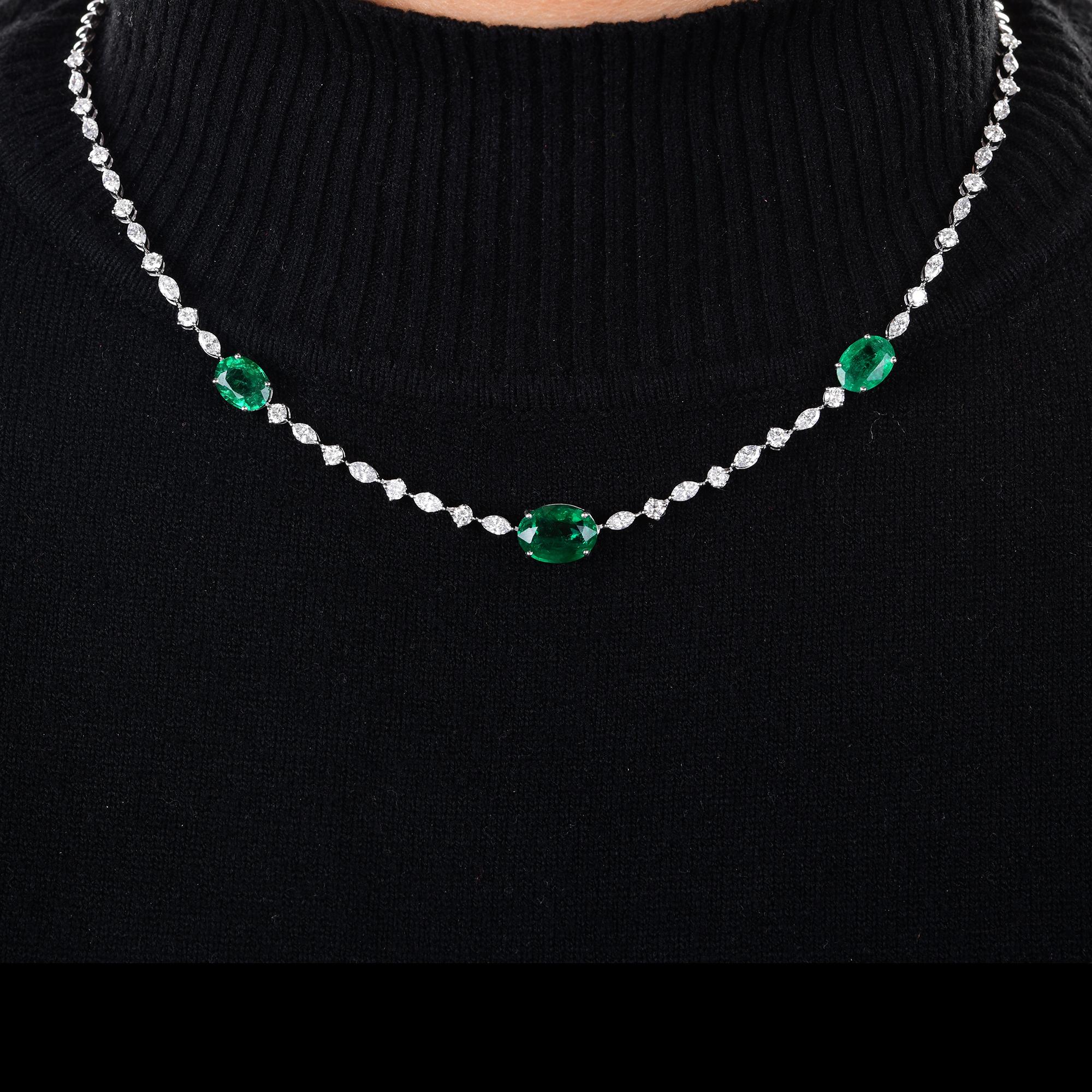 Taille ovale Collier en or blanc 14 carats avec émeraude ovale de Zambie et chaîne de diamants en vente