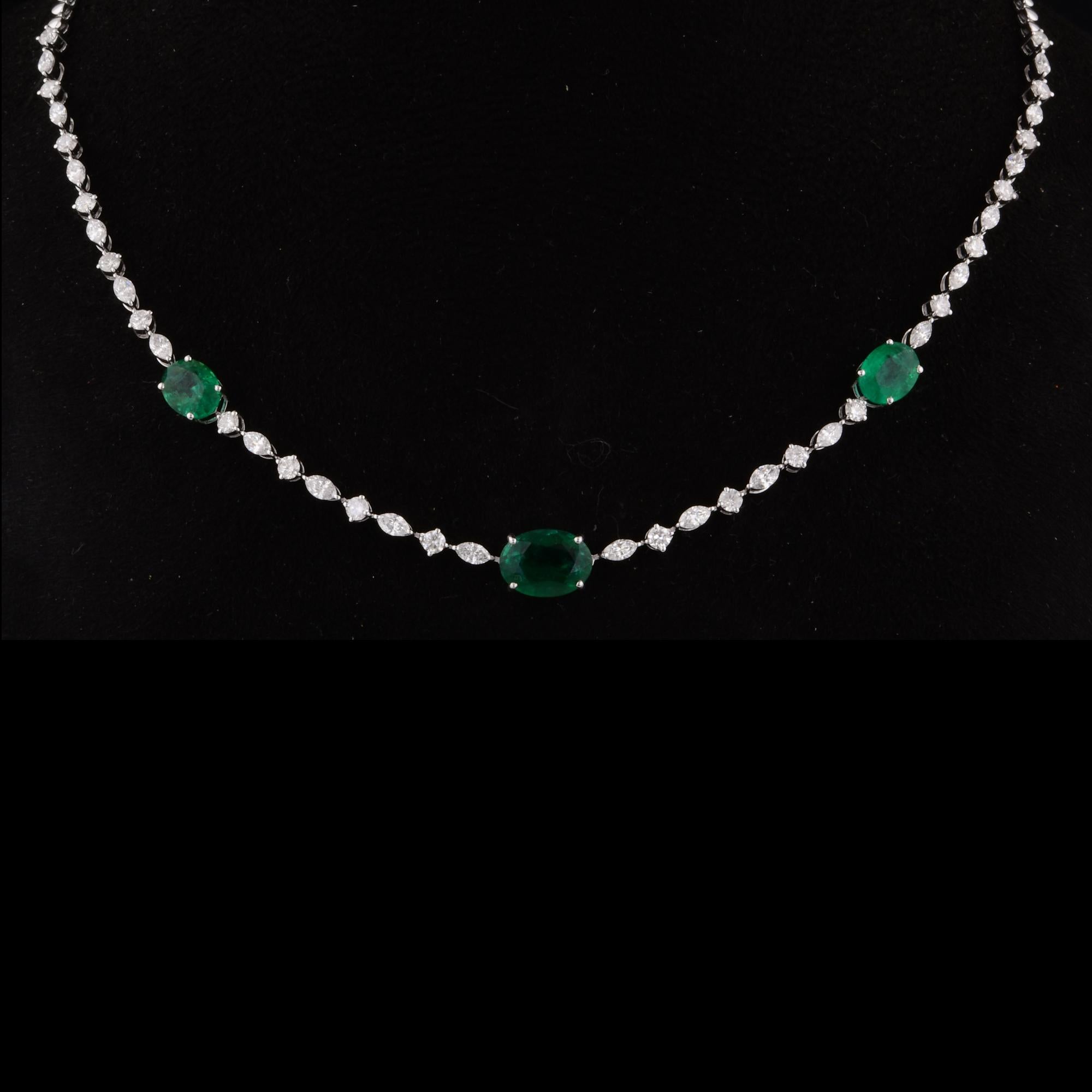Moderno Collana a catena di diamanti con stazione di smeraldi ovali dello Zambia Gioielli in oro bianco 18 carati in vendita