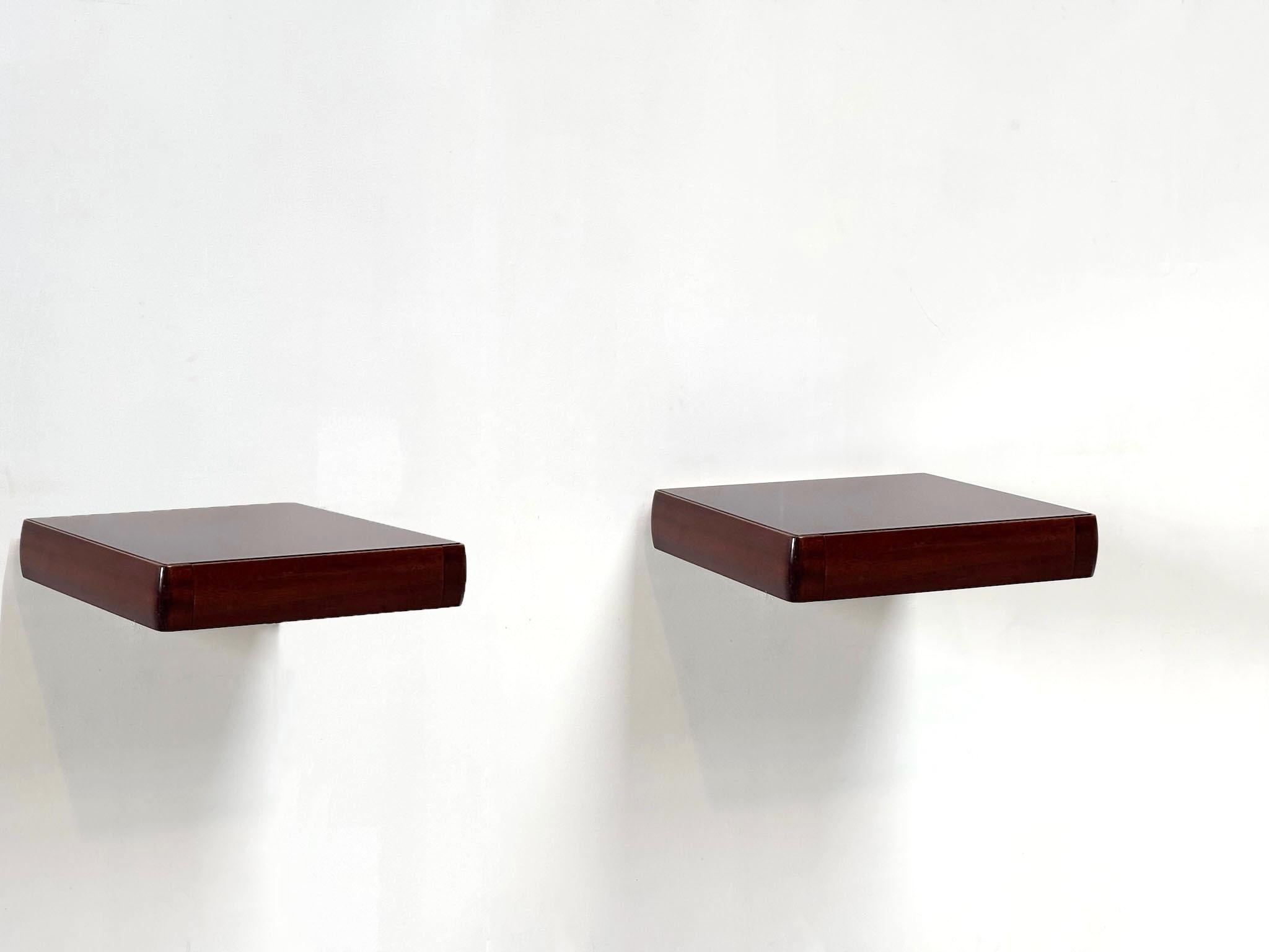 Rari comodini da parete del famoso designer italiano Osvaldo Borsani.
Questi eleganti pezzi con cornice in noce sono dotati di un elegante piano in vetro e di un cassetto a grandezza naturale, che combinano un'artigianalità raffinata con un design