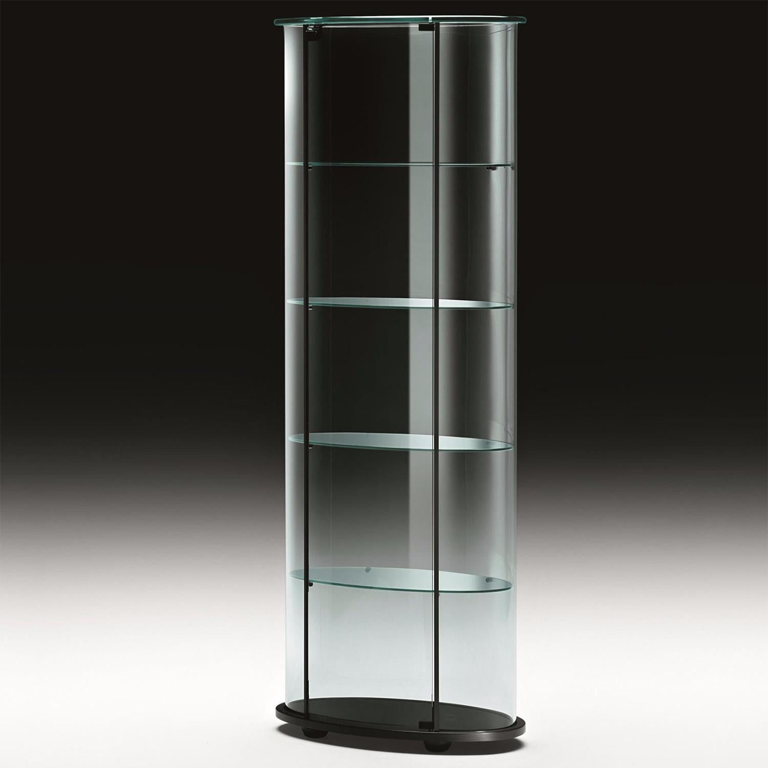 Vitrine Ovale Glass con struttura in vetro curvo fuso, 
Spessore di 6 mm. Lo spessore della vetrina è di 12 mm. Con 4 
ripiani in vetro: L64xP37cmx6mm di spessore. Vetrina 
porta con serratura. Con base in legno laccato opaco.
Disponibile anche su