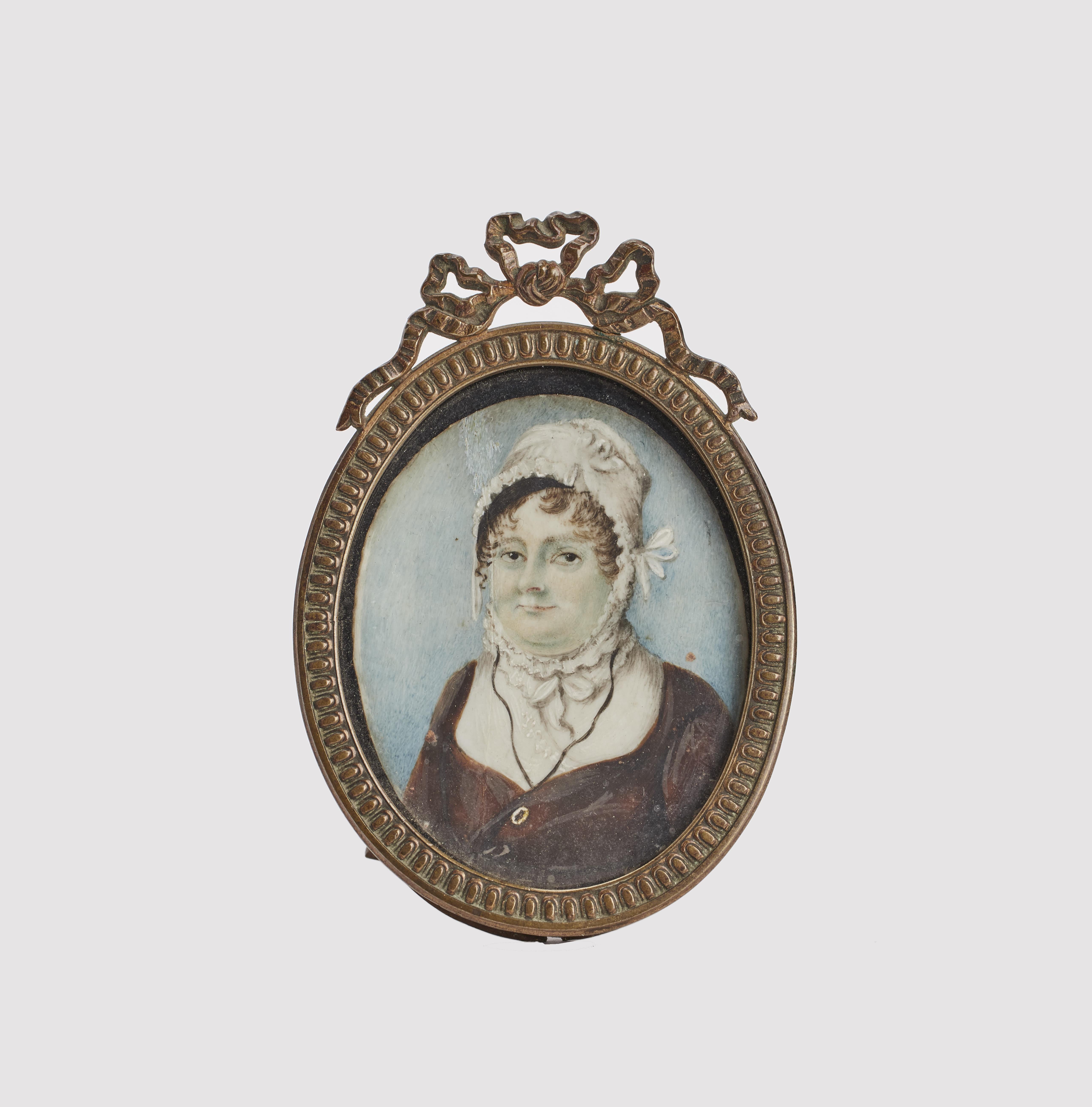 Oval miniature with brass gilt frame, painted watercolour on ivory,  depicting a bust of a woman wearing a cap. England end of XVIII century. 
(SHIP TO EU ONLY)
