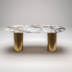 Ovale Nq1, Tavolo da pranzo in quarzite Patagonia e foglia d'oro Di DFdesignlab