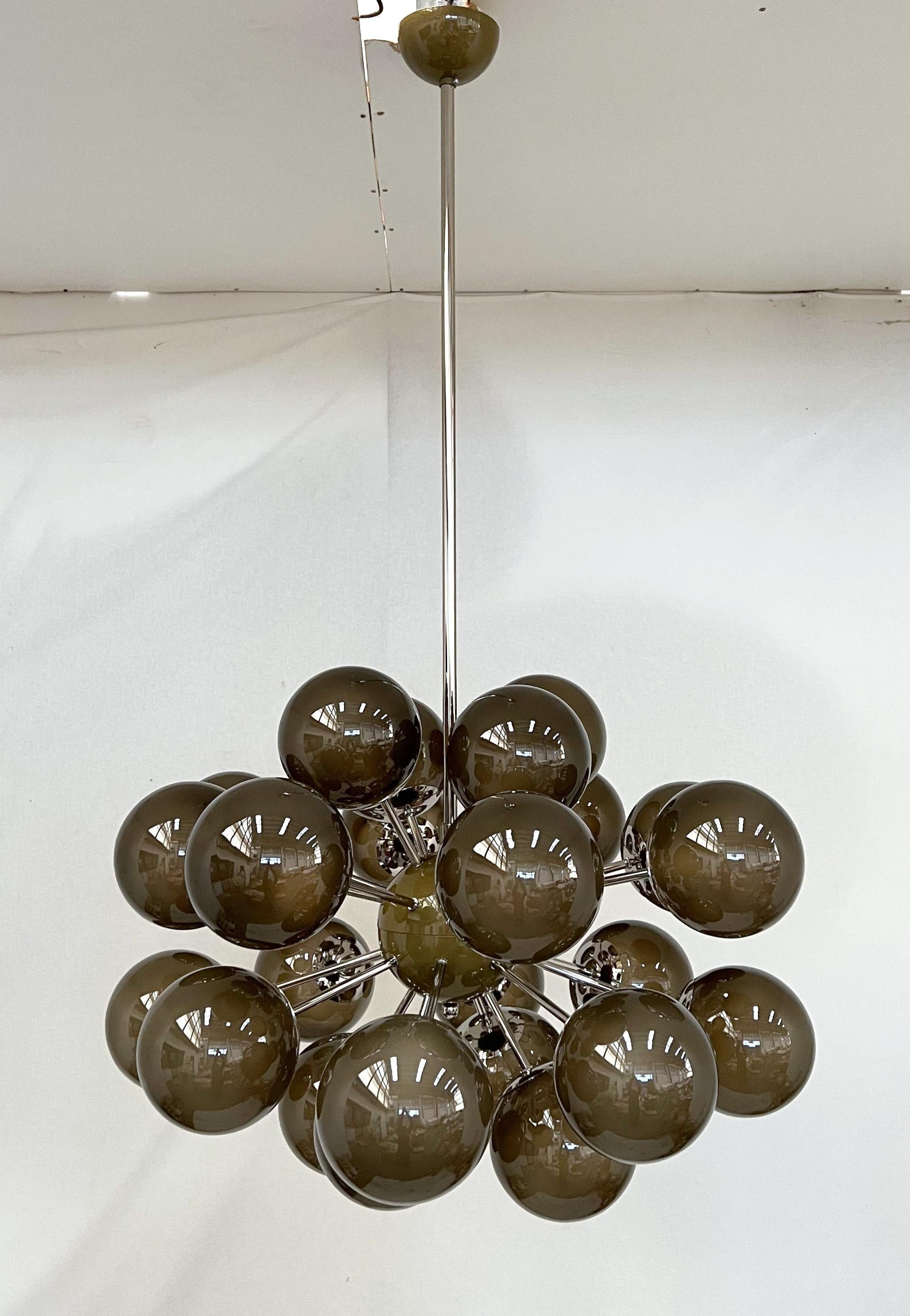 Lustre Sputnik italien de forme ovale avec des globes en verre de Murano montés sur une structure métallique en finition nickel poli / Design by Fabio Bergomi for Fabio Ltd / Made in Italy
24 lampes / type E12 ou E14 / max 40W chacune
Diamètre : 36