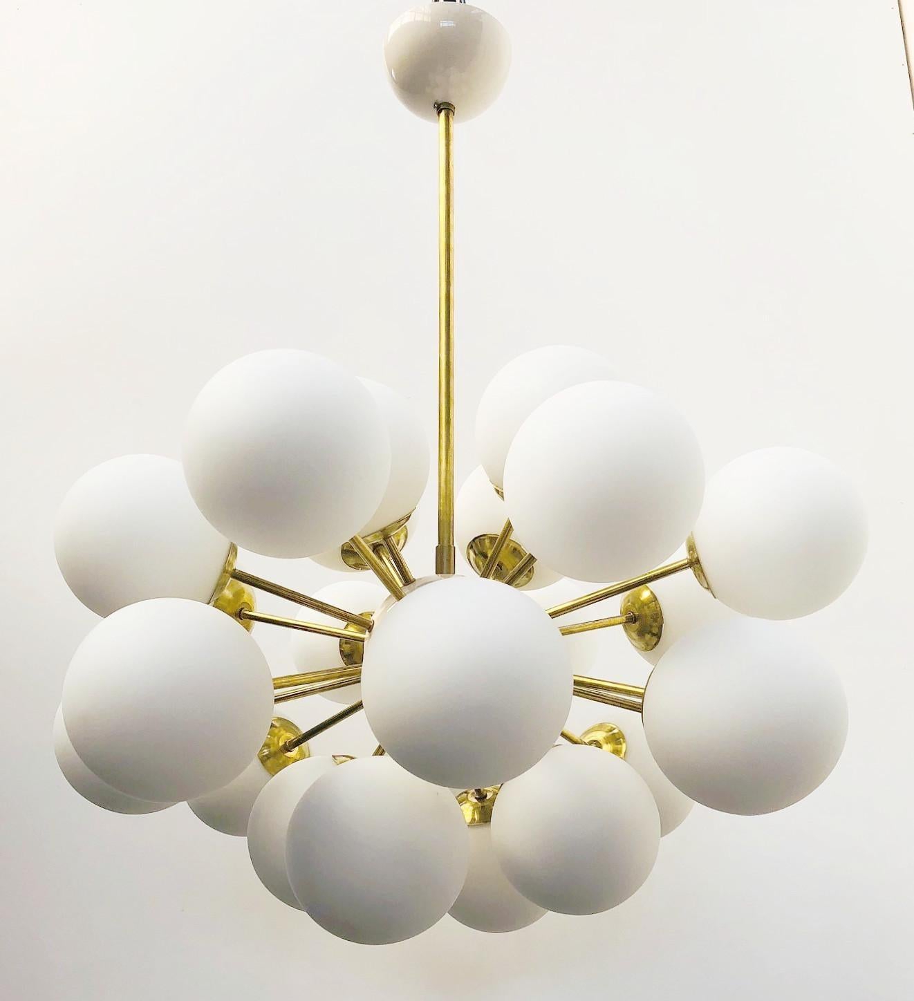 Lampadario italiano a forma di sputnik ovale con globi in vetro di Murano montati su una struttura in ottone / Disegnato da Fabio Bergomi per Fabio Ltd / Made in Italy
24 luci / tipo E12 o E14 / max 40W ciascuna
Diametro: 36 pollici / Altezza