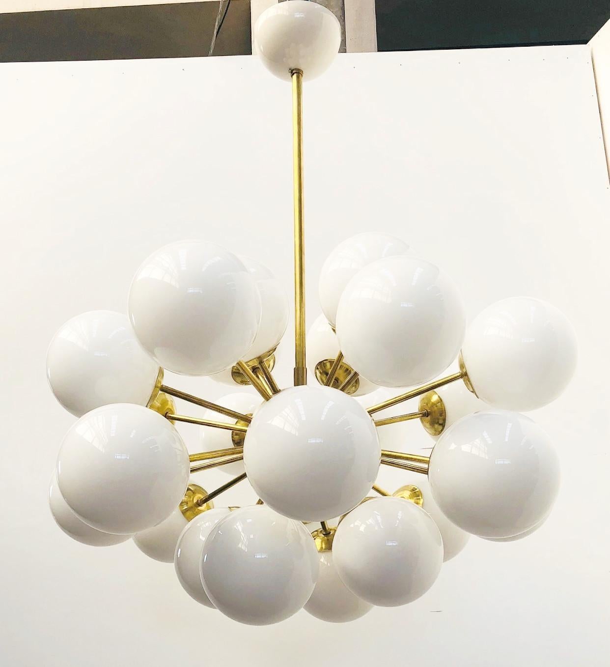 Lustre Sputnik italien de forme ovale avec des globes en verre de Murano montés sur une monture en laiton / Design by Fabio Bergomi for Fabio Ltd / Made in Italy
24 lampes / type E12 ou E14 / max 40W chacune
Diamètre : 36 pouces / Hauteur totale :