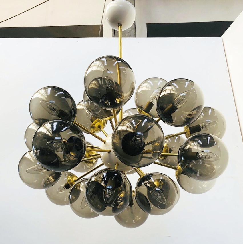Lampadario italiano a forma di sputnik ovale con globi in vetro di Murano montati su una struttura in ottone / Disegnato da Fabio Bergomi per Fabio Ltd / Made in Italy
24 luci / tipo E12 o E14 / max 40W ciascuna
Diametro: 36 pollici / Altezza