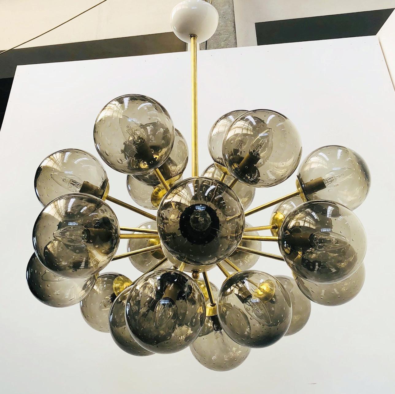 Lampadario italiano a forma di sputnik ovale con globi in vetro di Murano montati su una struttura in ottone / Disegnato da Fabio Bergomi per Fabio Ltd / Made in Italy
24 luci / tipo E12 o E14 / max 40W ciascuna
Diametro: 36 pollici / Altezza