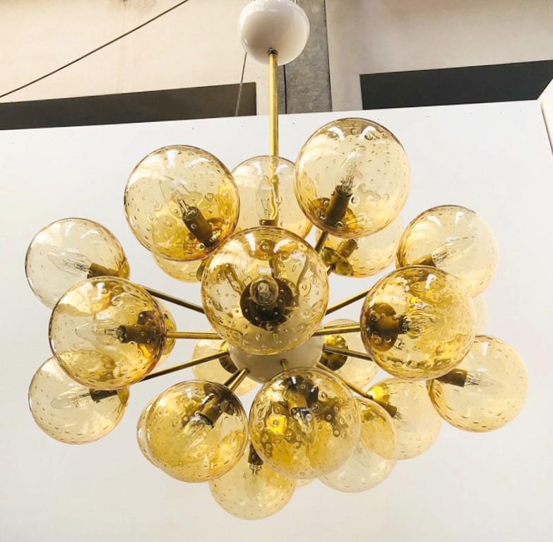 Lampadario italiano a forma di sputnik ovale con globi in vetro di Murano montati su una struttura in ottone / Disegnato da Fabio Bergomi per Fabio Ltd / Made in Italy
24 luci / tipo E12 o E14 / max 40W ciascuna
Diametro: 36 pollici / Altezza