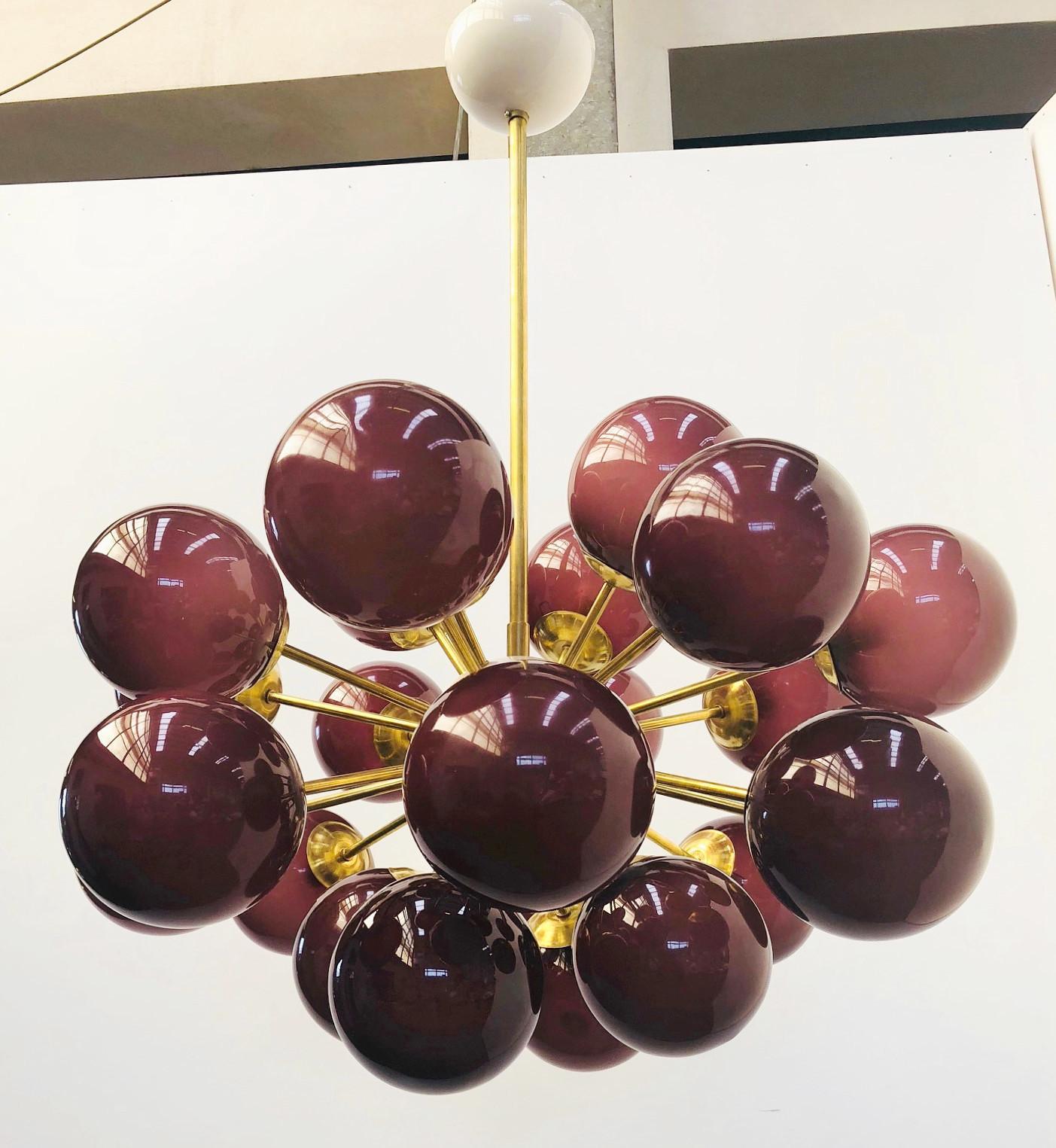 Lampadario italiano a forma di sputnik ovale con globi in vetro di Murano montati su una struttura in ottone / Disegnato da Fabio Bergomi per Fabio Ltd / Made in Italy
24 luci / tipo E12 o E14 / max 40W ciascuna
Diametro: 36 pollici / Altezza