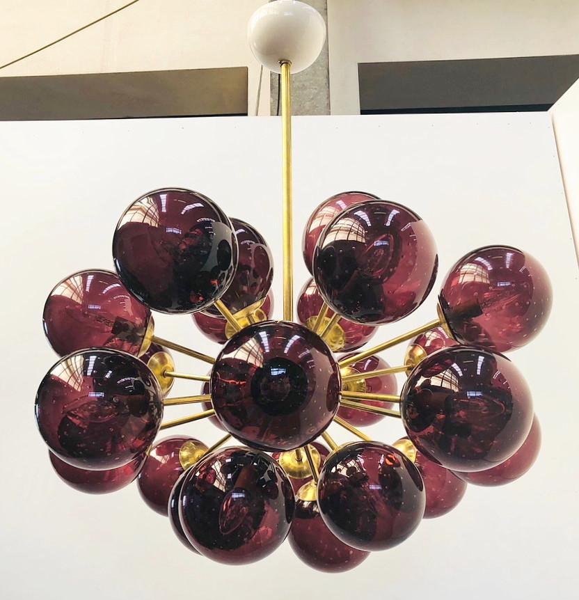 Lampadario italiano a forma di sputnik ovale con globi in vetro di Murano montati su una struttura in ottone / Disegnato da Fabio Bergomi per Fabio Ltd / Made in Italy
24 luci / tipo E12 o E14 / max 40W ciascuna
Diametro: 36 pollici / Altezza