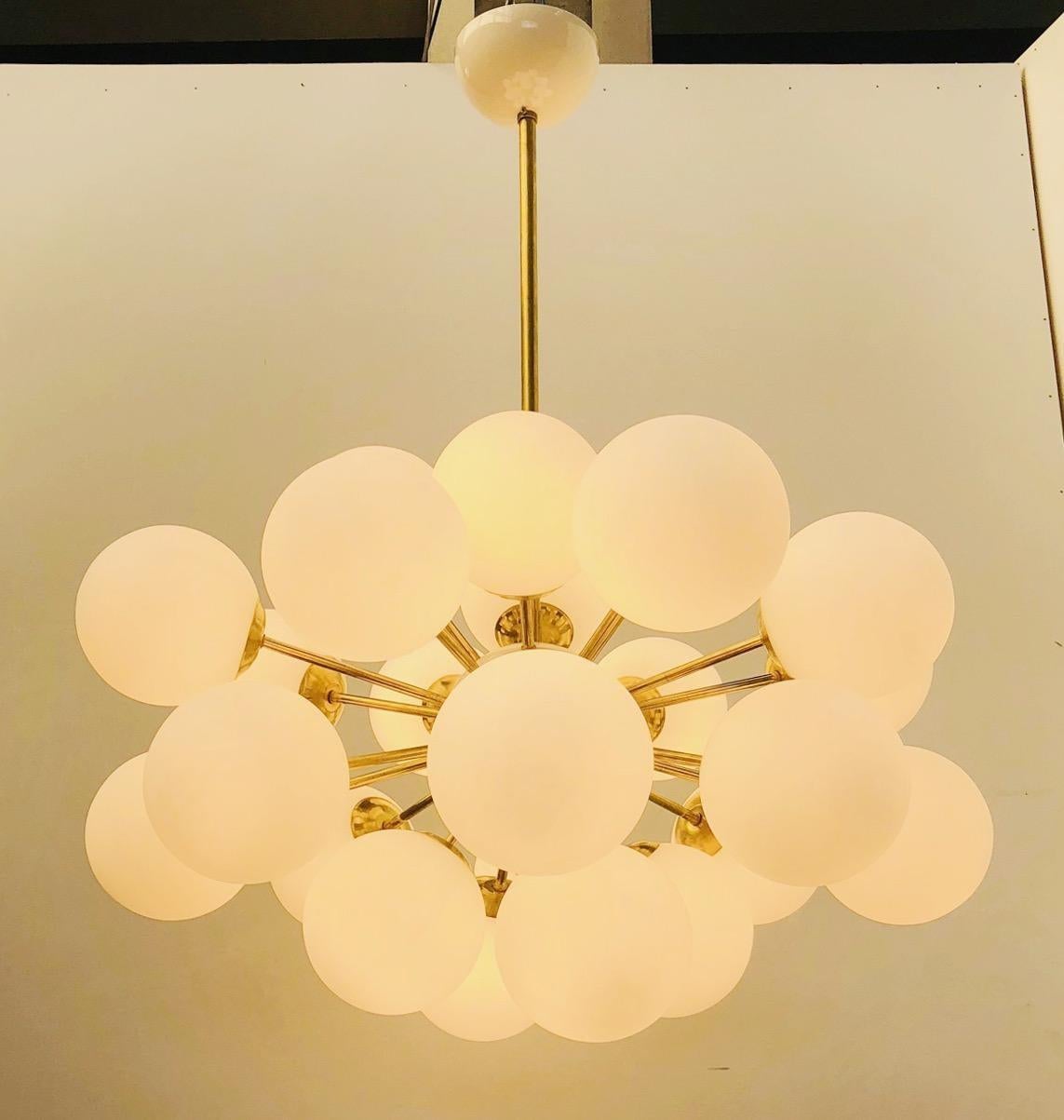 Moderno Lampadario Ovale Sputnik di Fabio Ltd in vendita