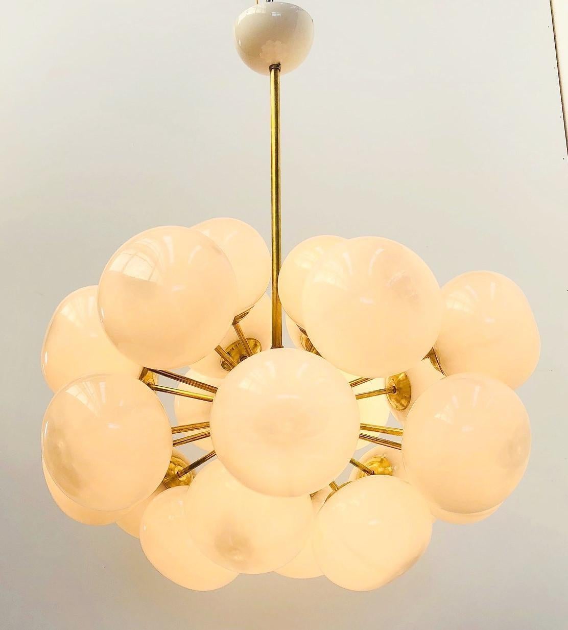 Moderno Lampadario Ovale Sputnik di Fabio Ltd in vendita