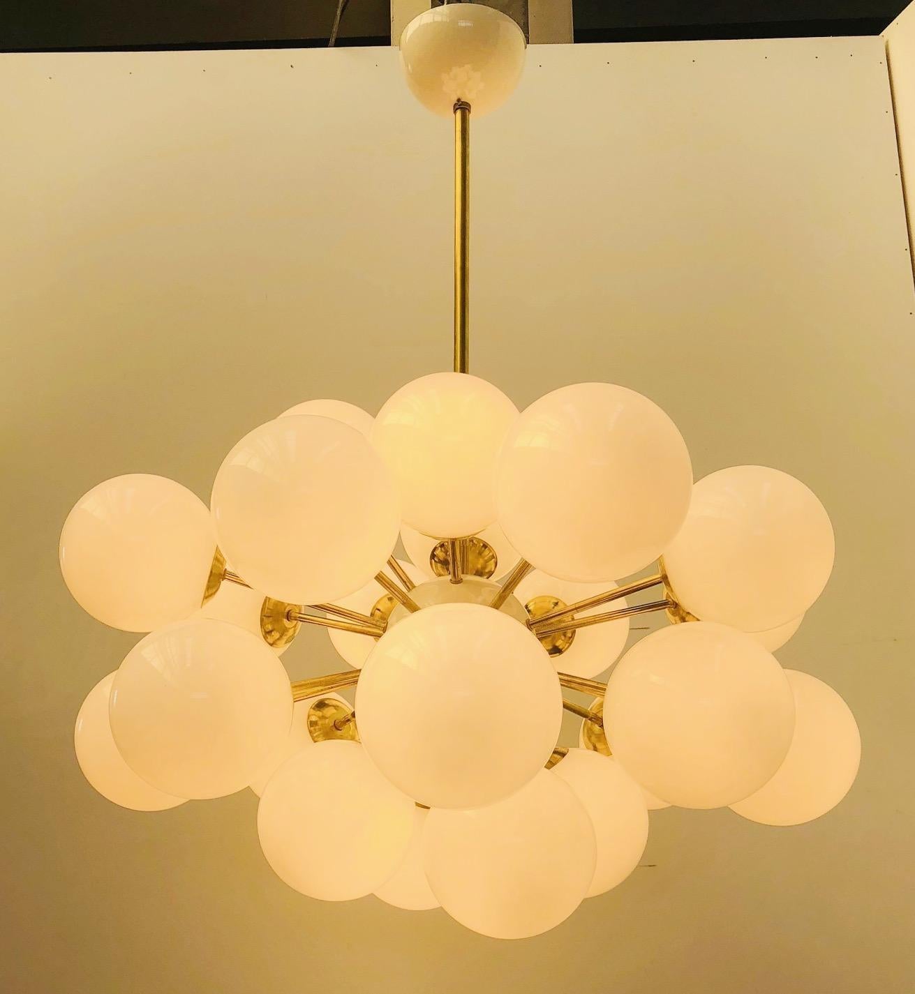 Moderne Lustre Spoutnik ovale de Fabio Ltd en vente