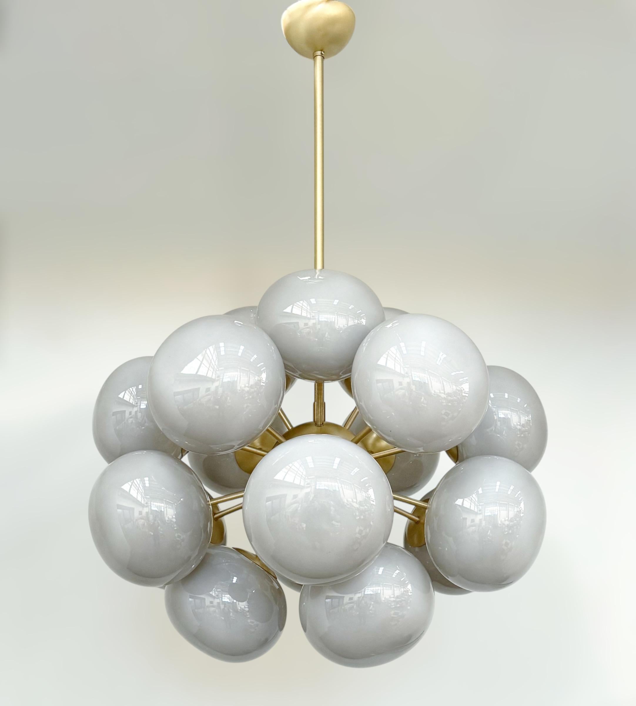 Moderno Lampadario Ovale Sputnik di Fabio Ltd in vendita