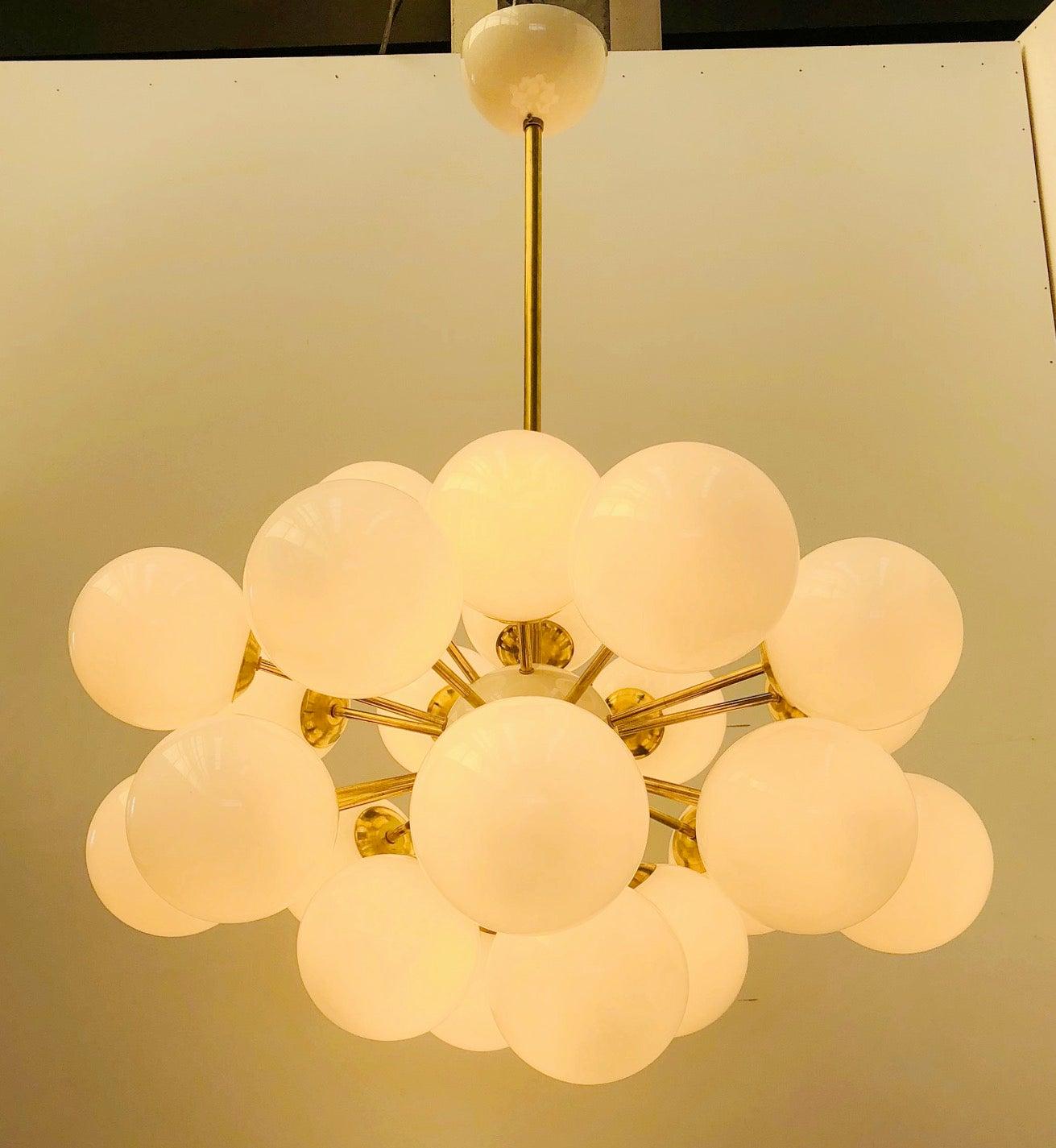 Moderno Lampadario Ovale Sputnik di Fabio Ltd in vendita