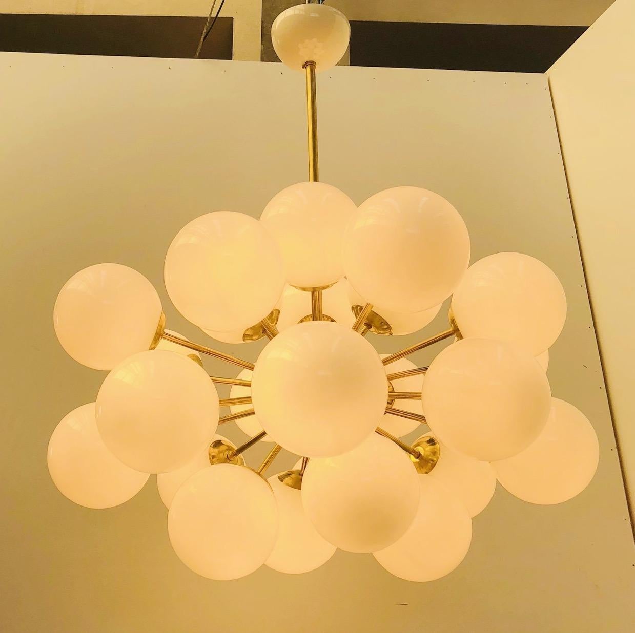 italien Lustre Spoutnik ovale de Fabio Ltd en vente