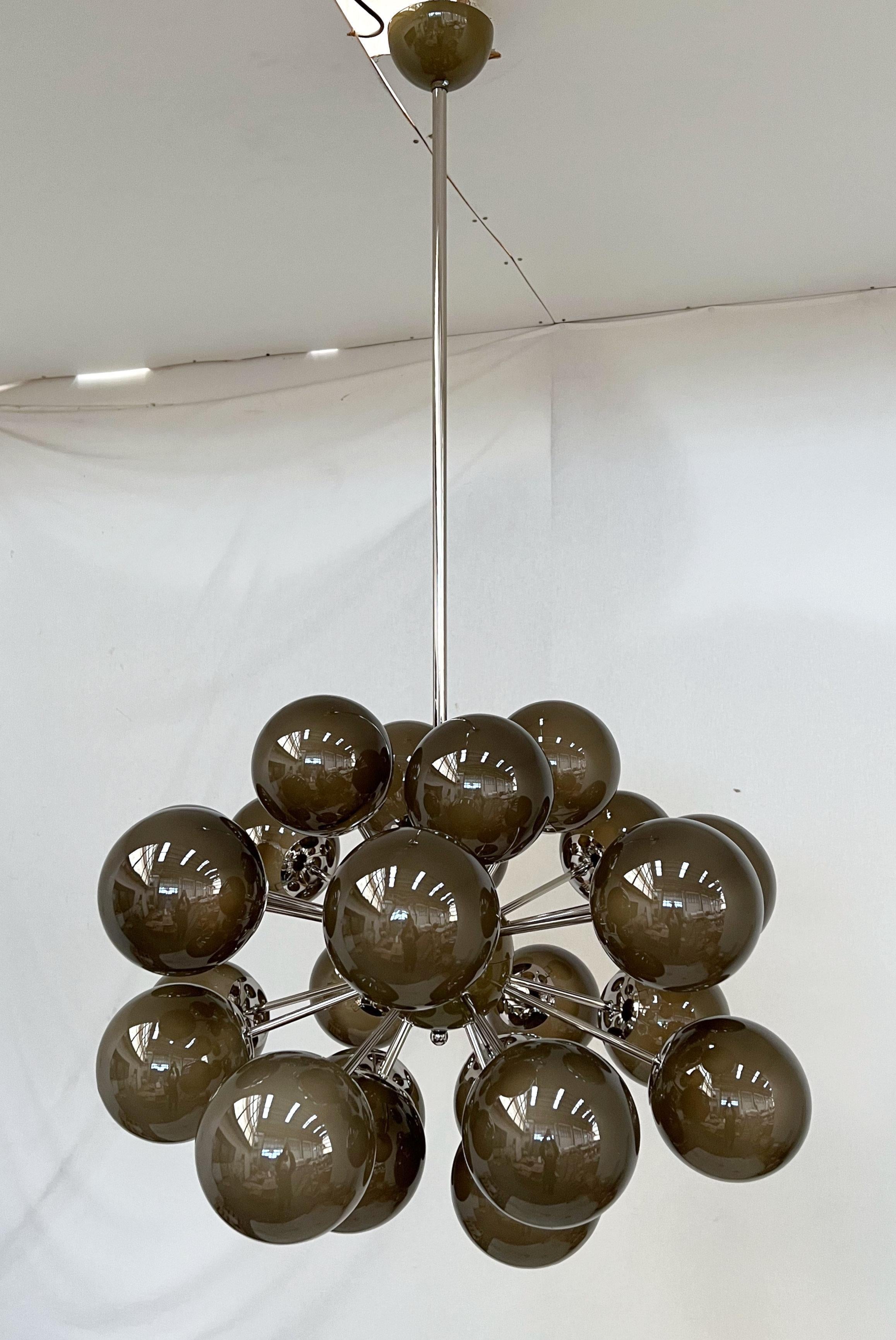 Lustre Spoutnik ovale de Fabio Ltd Neuf - En vente à Los Angeles, CA