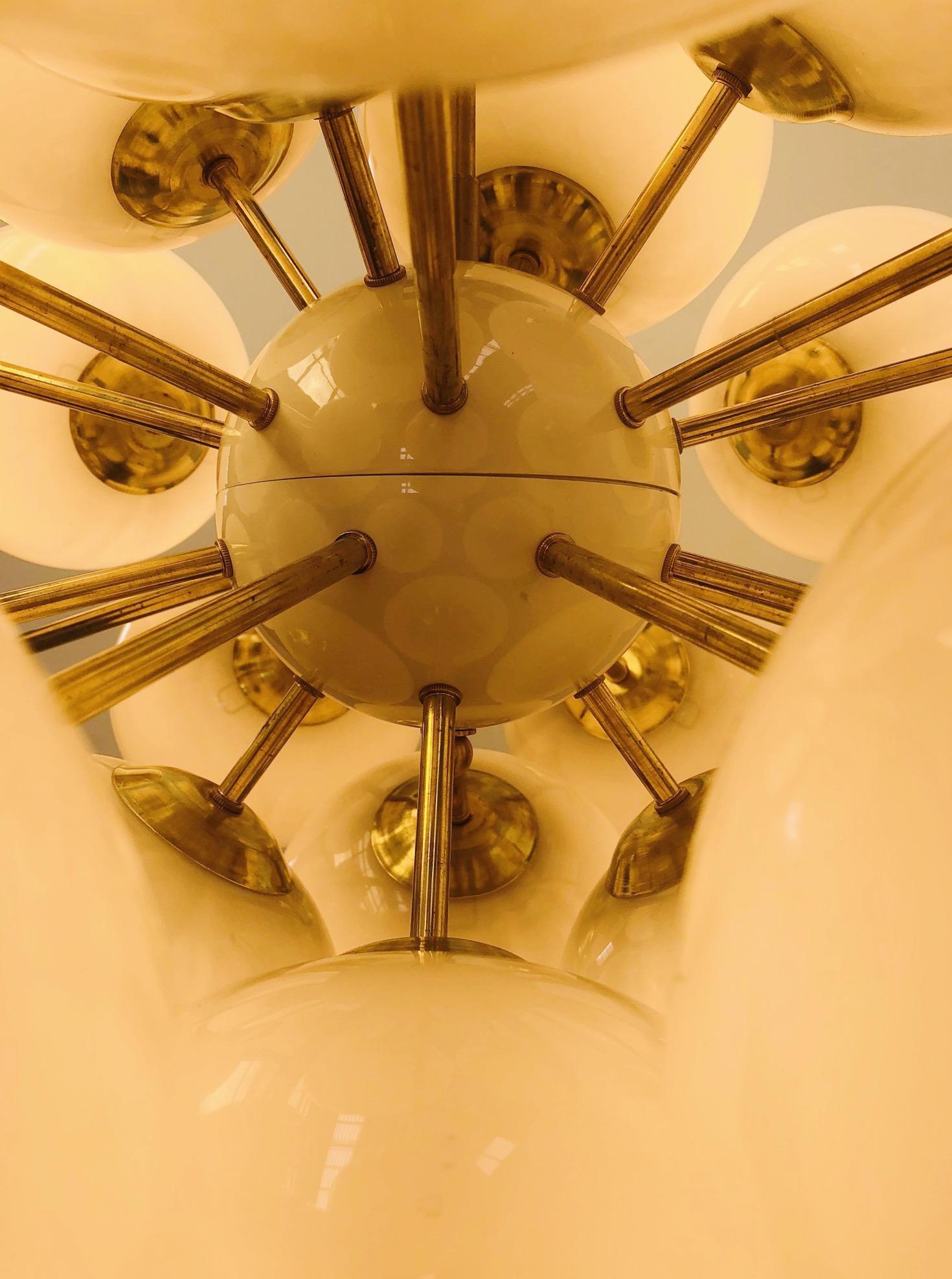 Lampadario Ovale Sputnik di Fabio Ltd In condizioni Nuovo in vendita a Los Angeles, CA