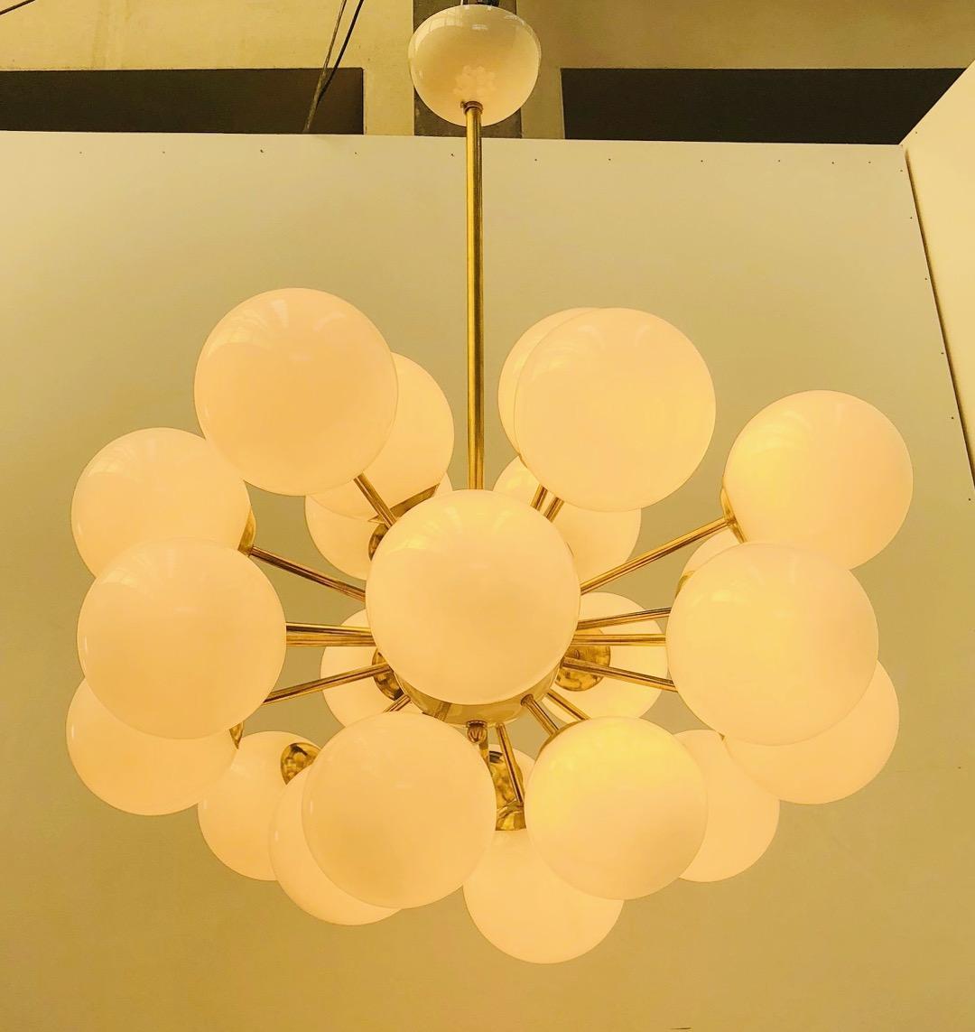 Lustre Spoutnik ovale de Fabio Ltd Neuf - En vente à Los Angeles, CA