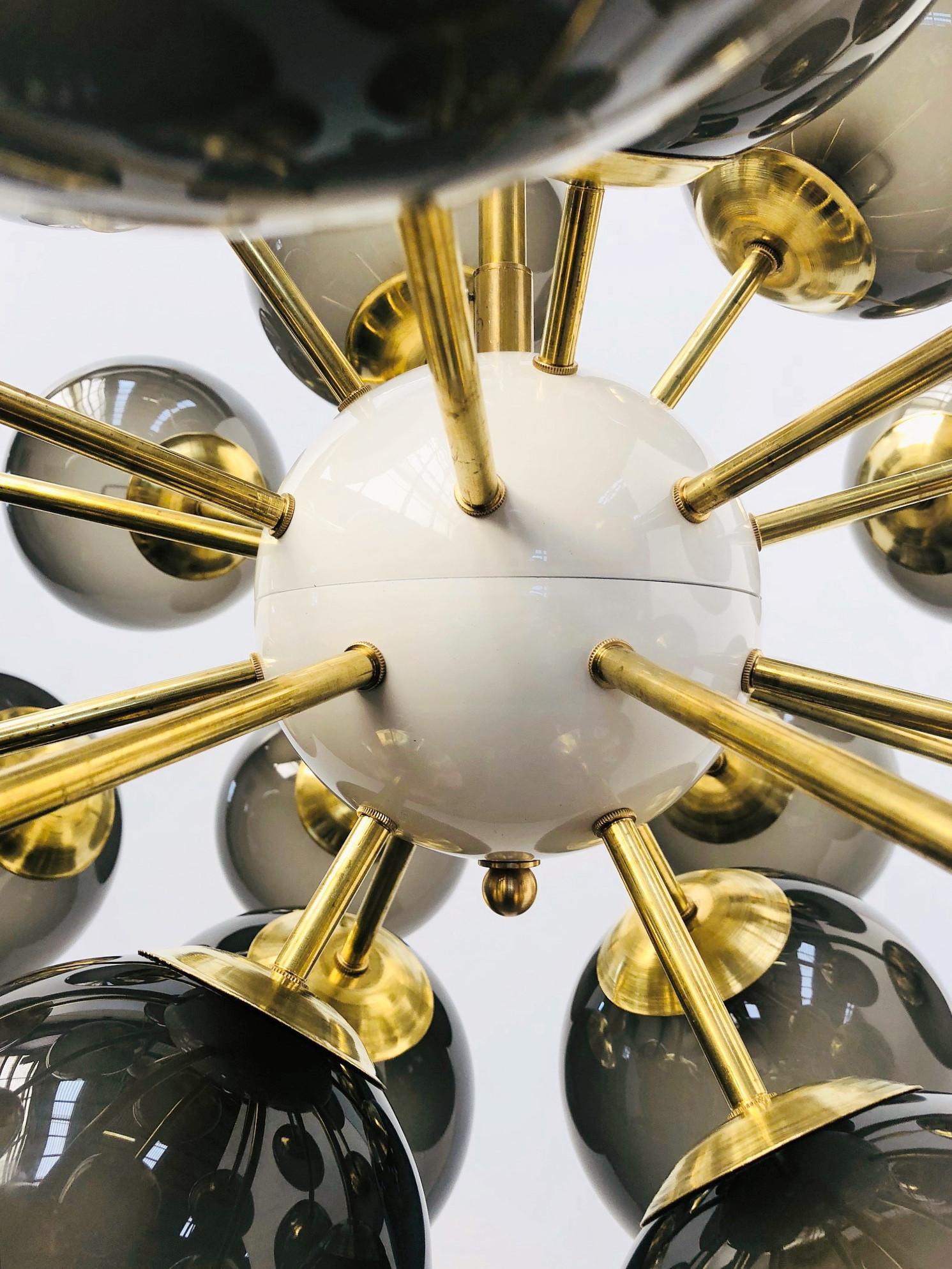 Araña Sputnik Ovale de Fabio Ltd en Nuevo estado para la venta en Los Angeles, CA