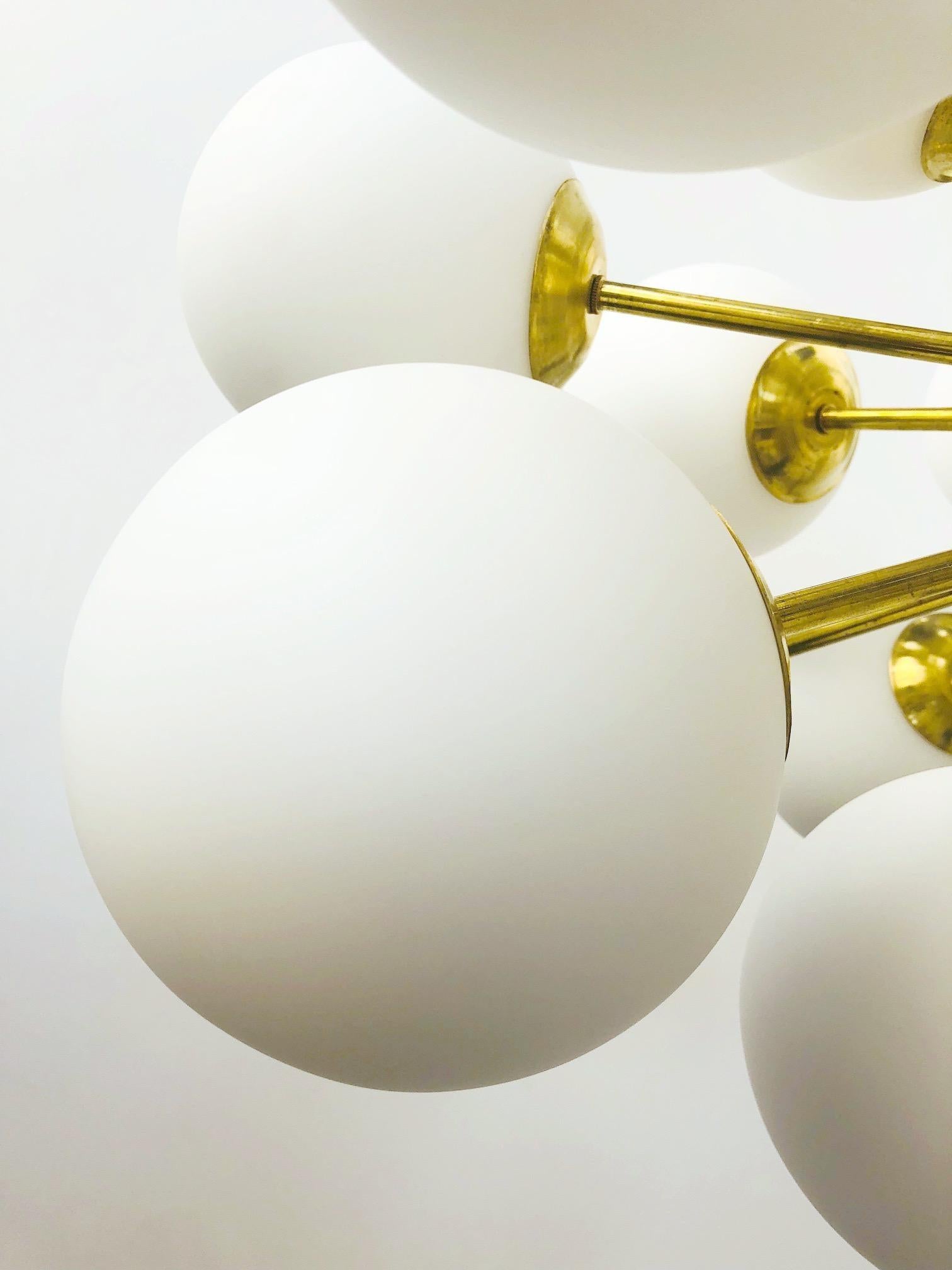 XXI secolo e contemporaneo Lampadario Ovale Sputnik di Fabio Ltd in vendita