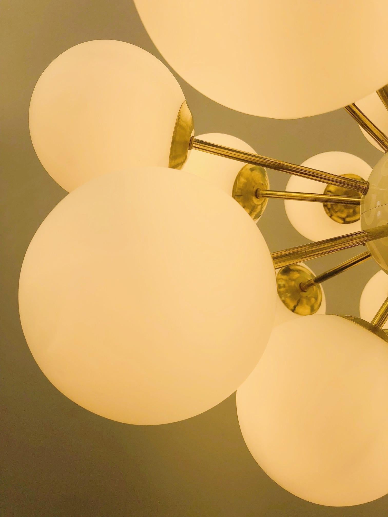Vetro soffiato Lampadario Ovale Sputnik di Fabio Ltd in vendita