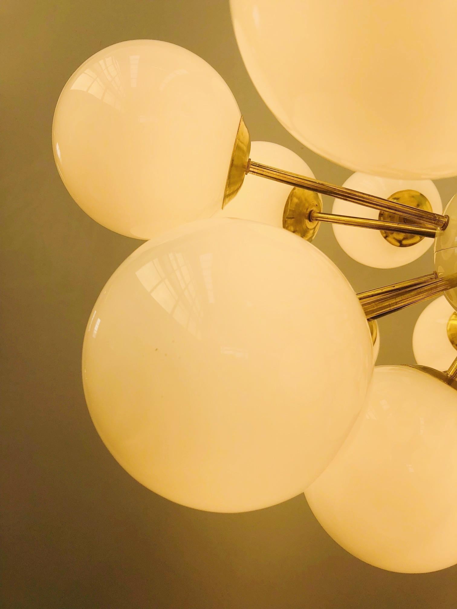 Verre brun Lustre Spoutnik ovale de Fabio Ltd en vente