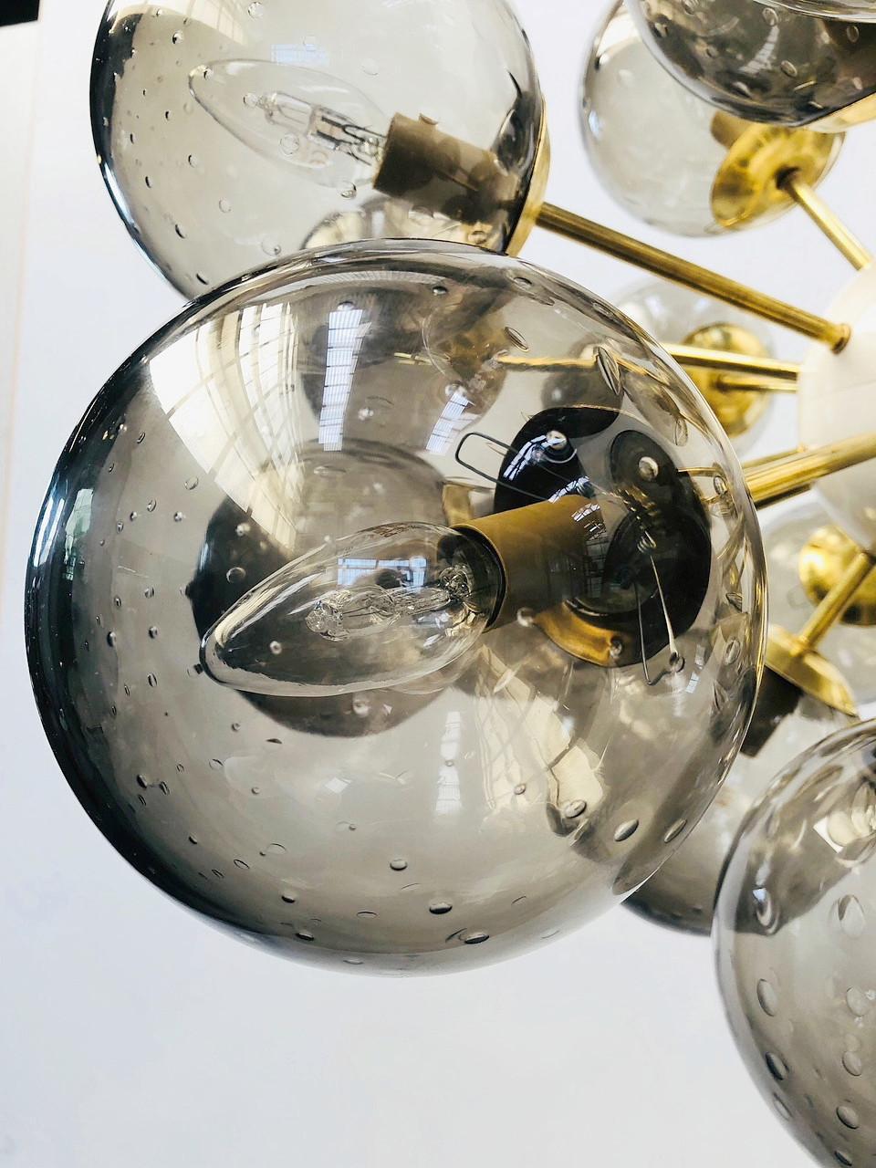 Vetro soffiato Lampadario Ovale Sputnik di Fabio Ltd in vendita