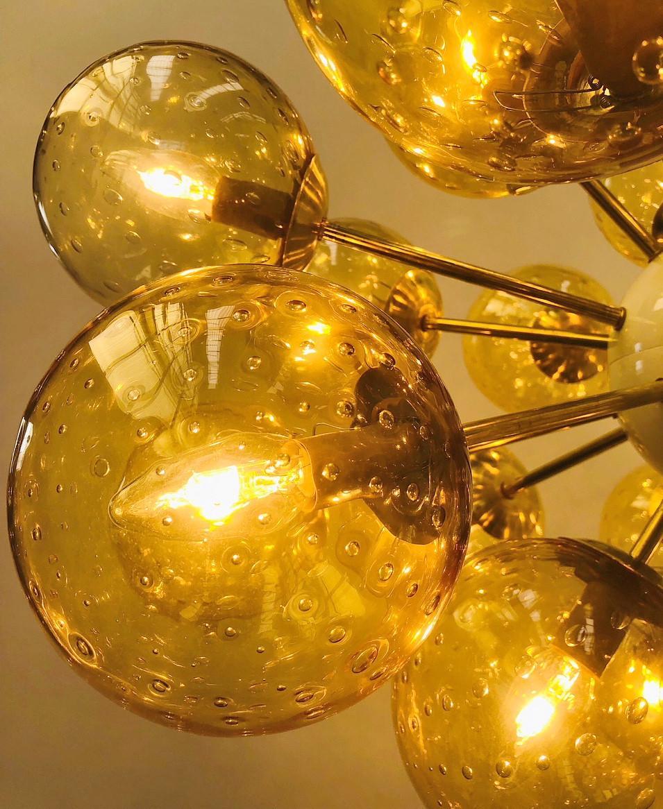 Vetro soffiato Lampadario Ovale Sputnik di Fabio Ltd in vendita
