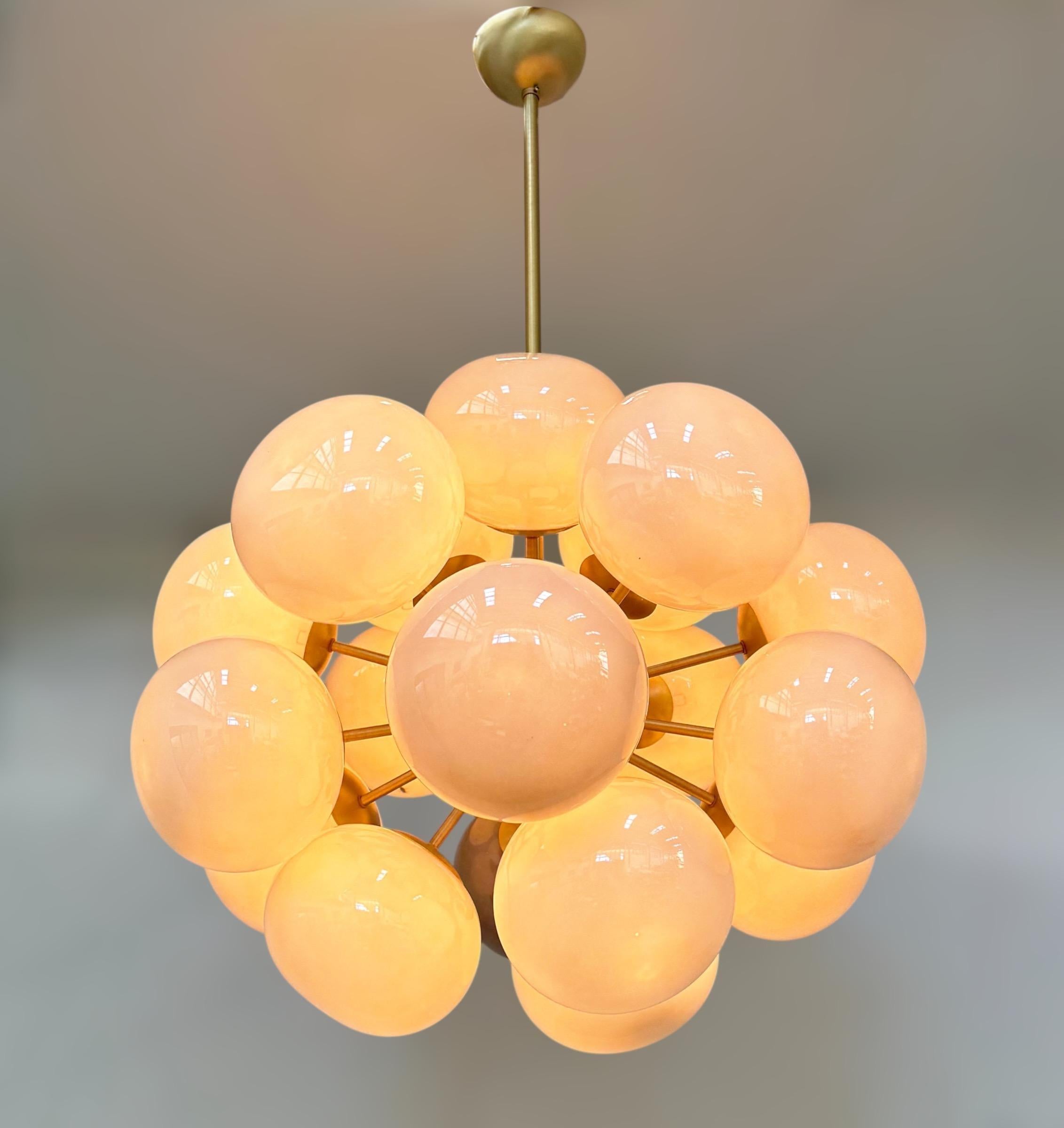 Vetro soffiato Lampadario Ovale Sputnik di Fabio Ltd in vendita